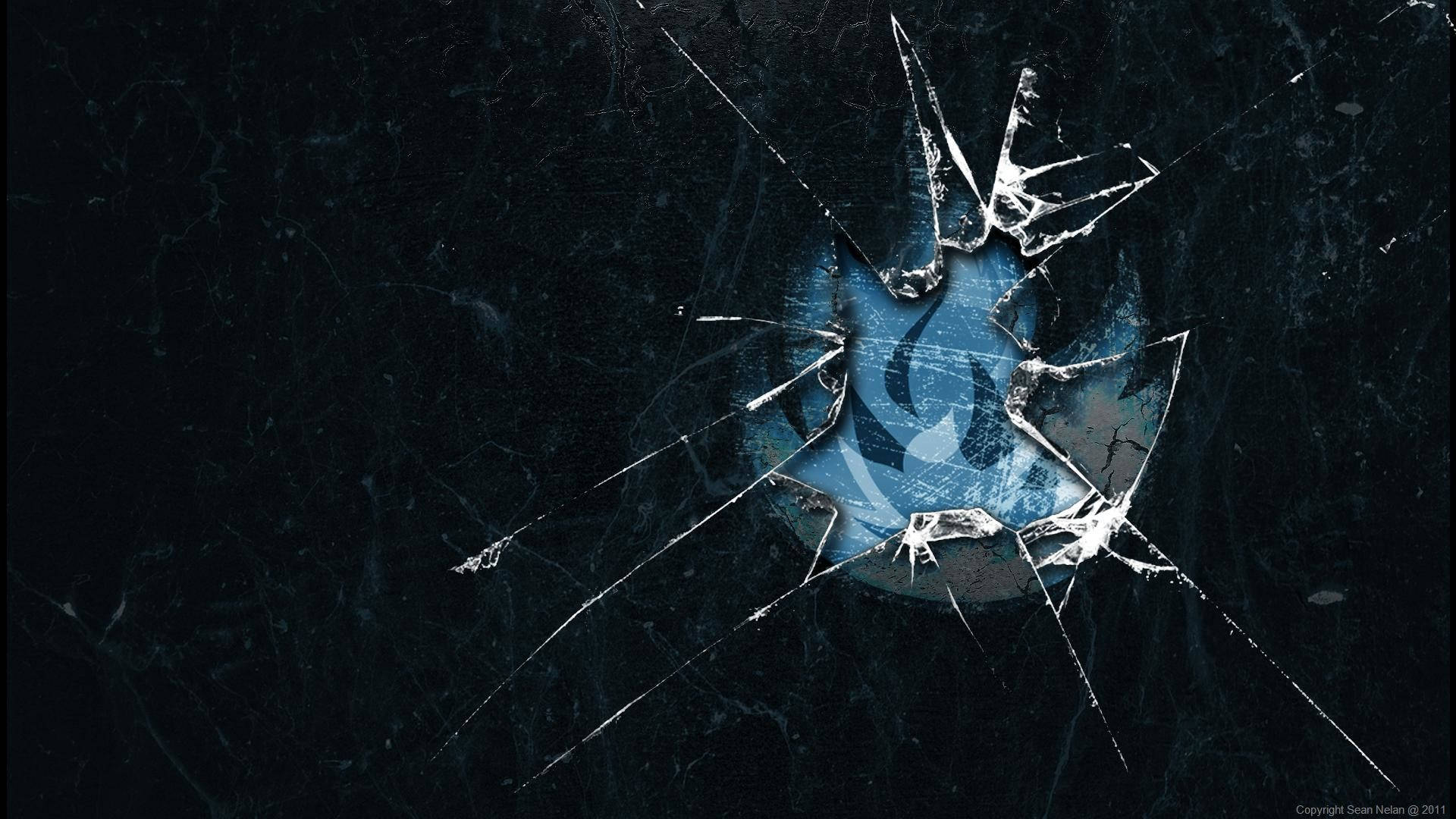 Ødelagt glas med blå flammer Wallpaper