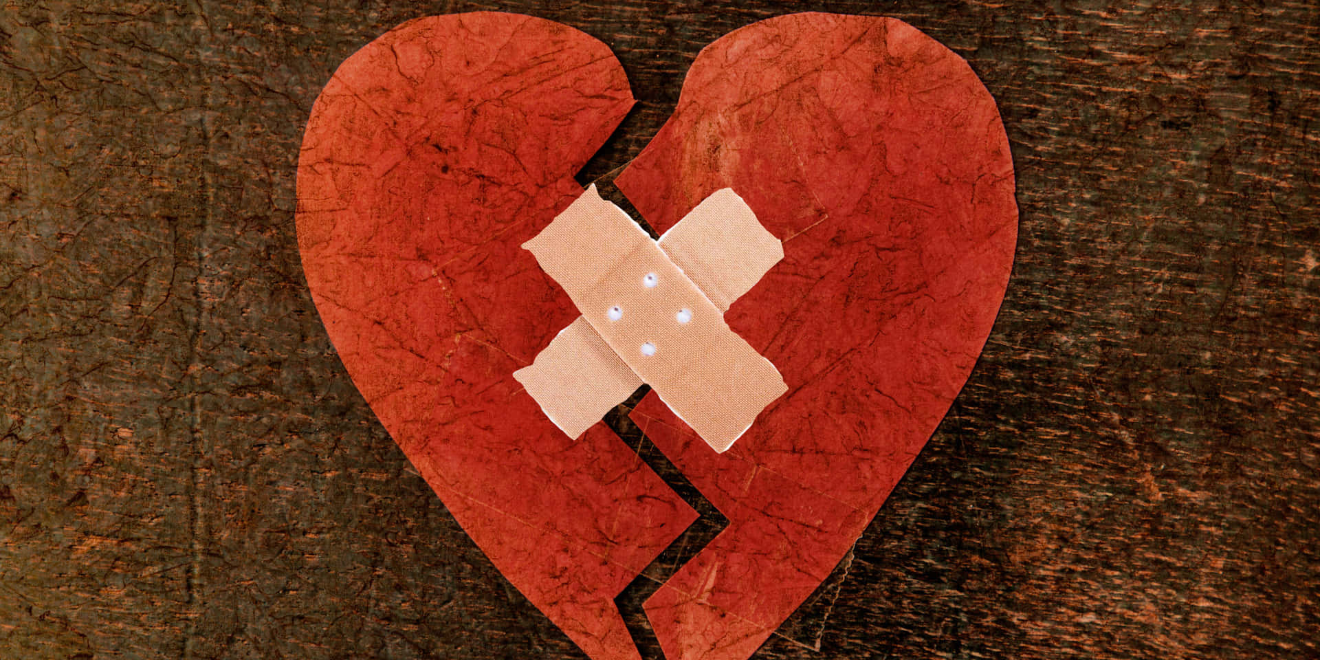 Ettbrustet Hjärta Med En Bandage På Det