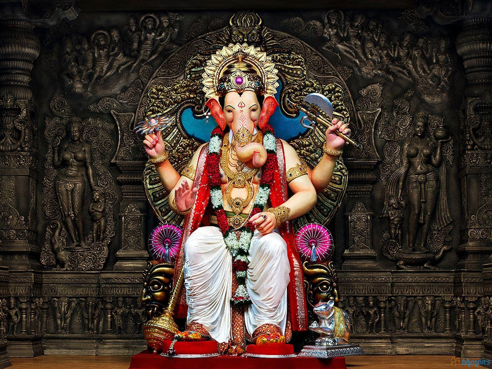 Escritoriodel Señor Ganesh En El Altar De Bronce Fondo de pantalla