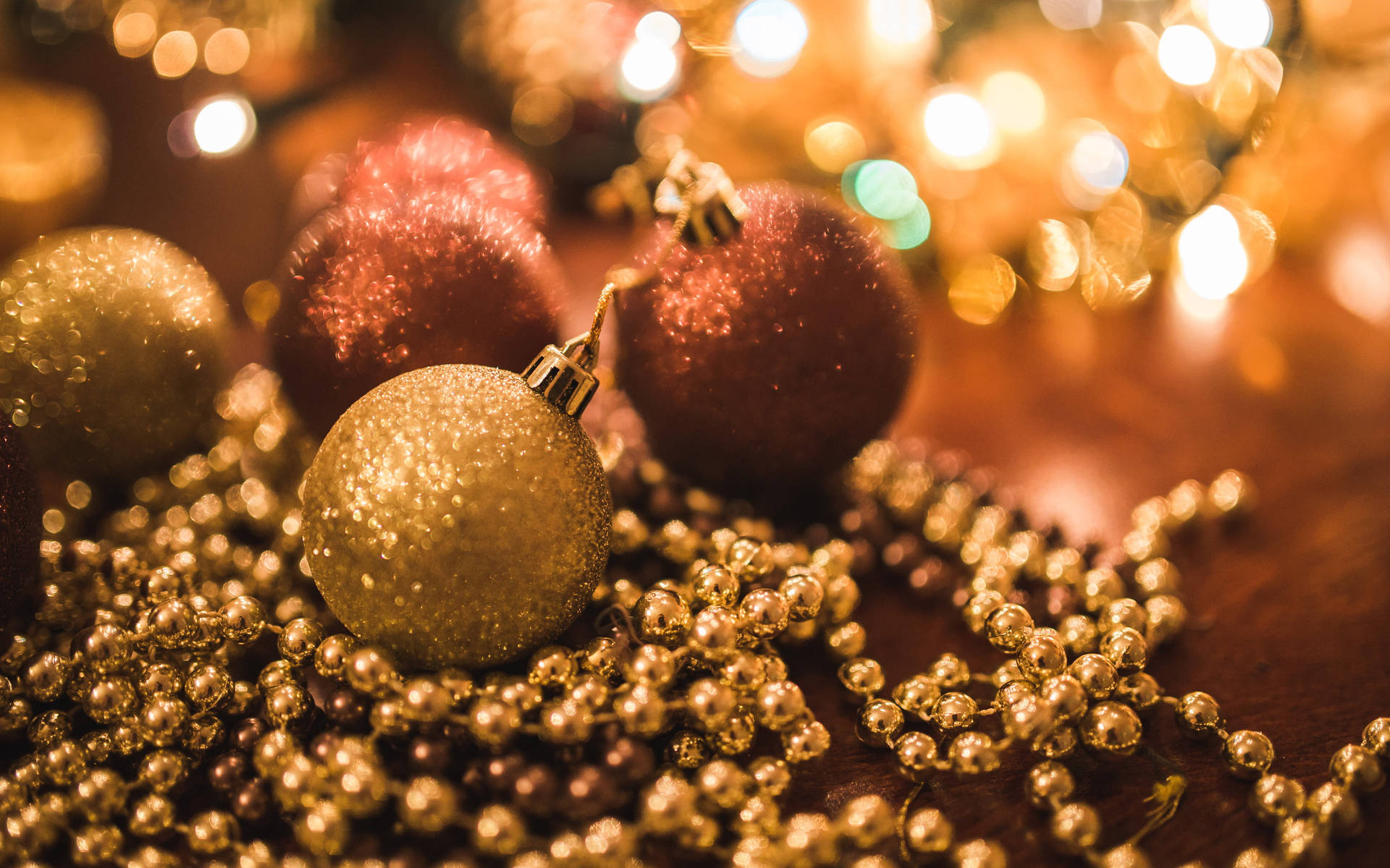 Bronze And Gold Christmas Balls Wallpaper