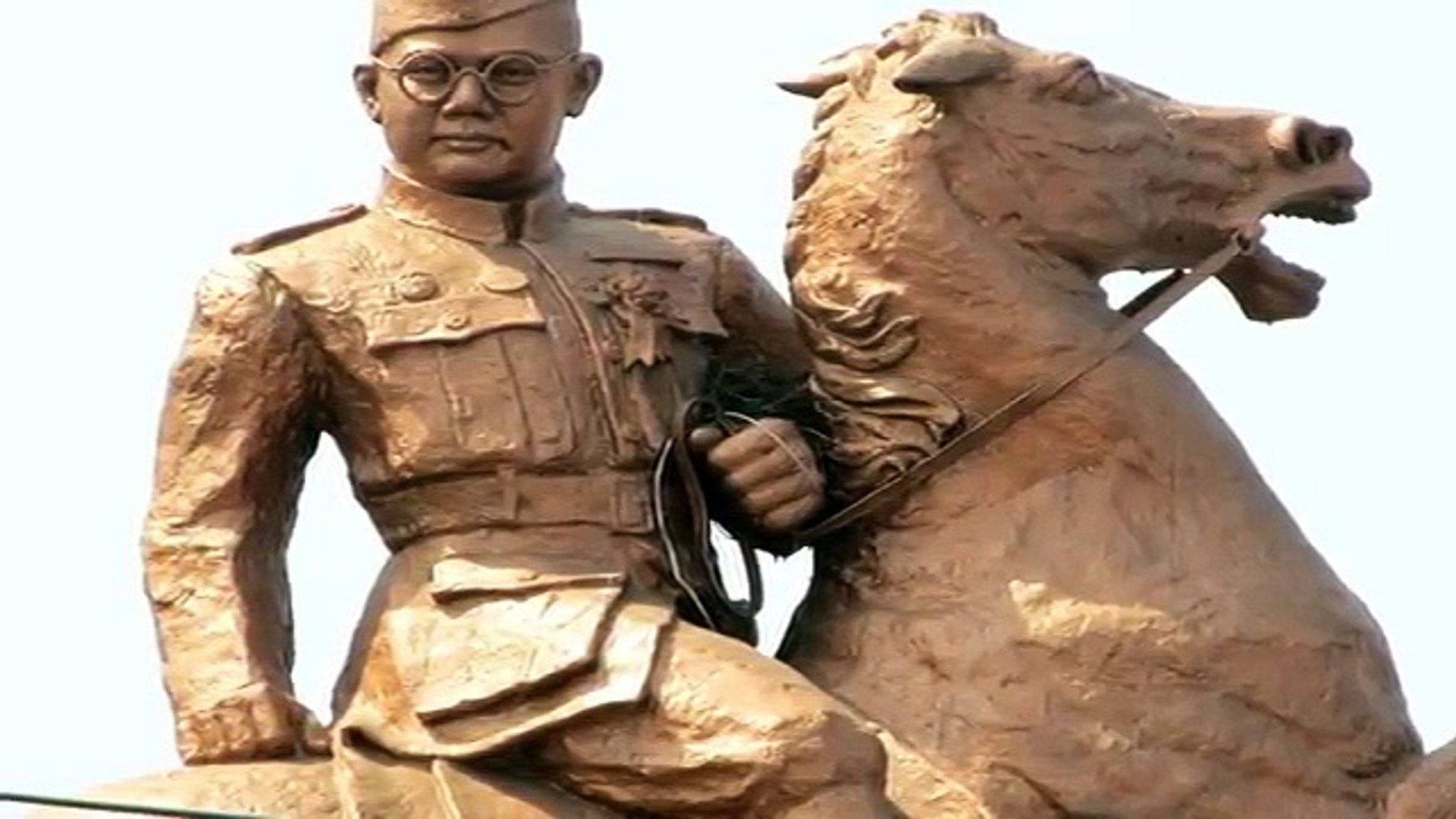 Bronsskulpturav Netaji Bose Som Rider På En Häst. Wallpaper