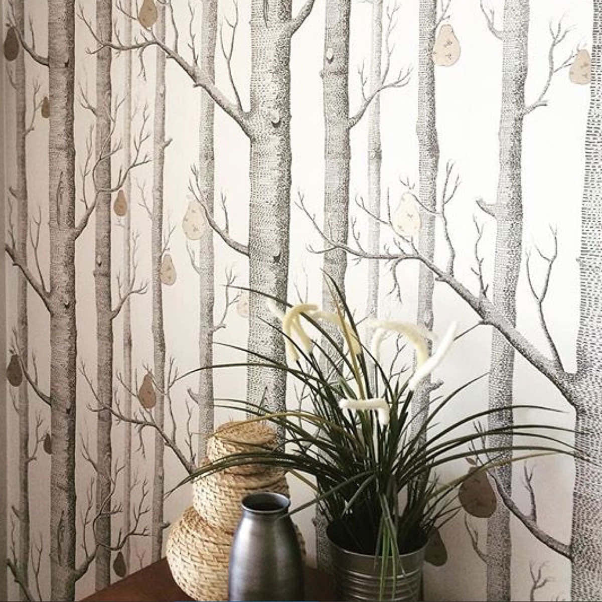 An intricate pattern of swirls and lines, this bronze wallpaper is both detailed and timeless. Wallpaper