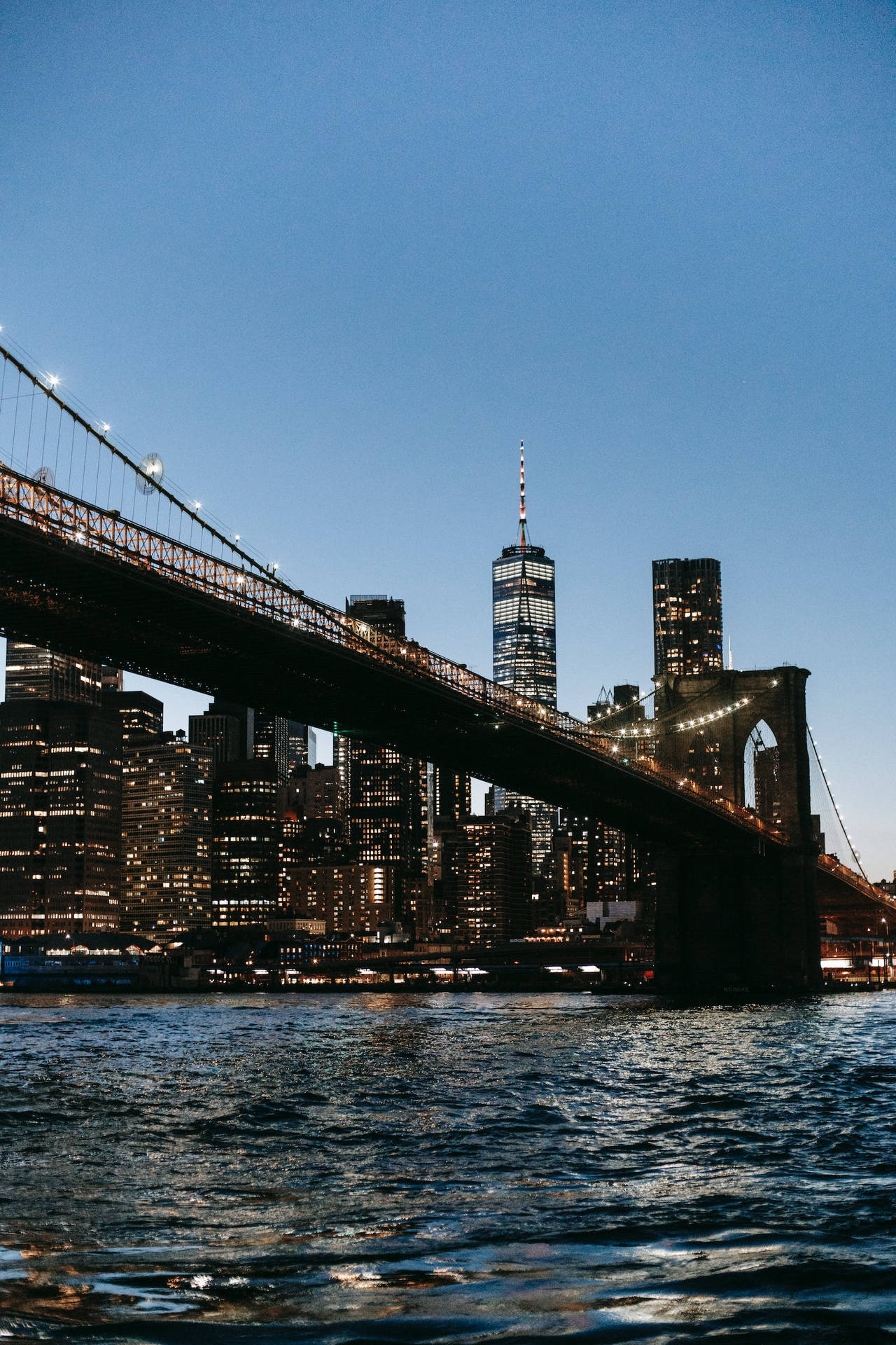 Vistanocturna Del Puente De Brooklyn En La Ciudad De Nueva York Fondo de pantalla