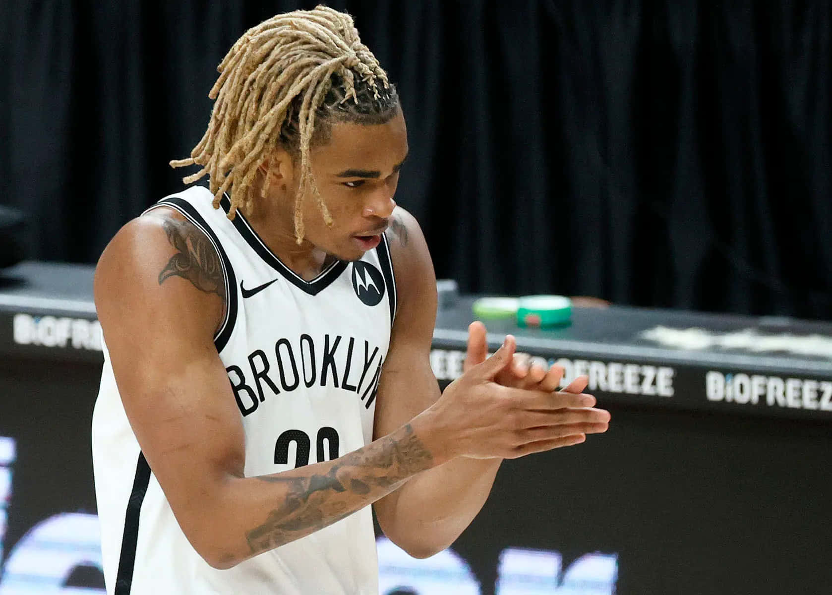 Joueur Des Brooklyn Nets Applaudissant Fond d'écran