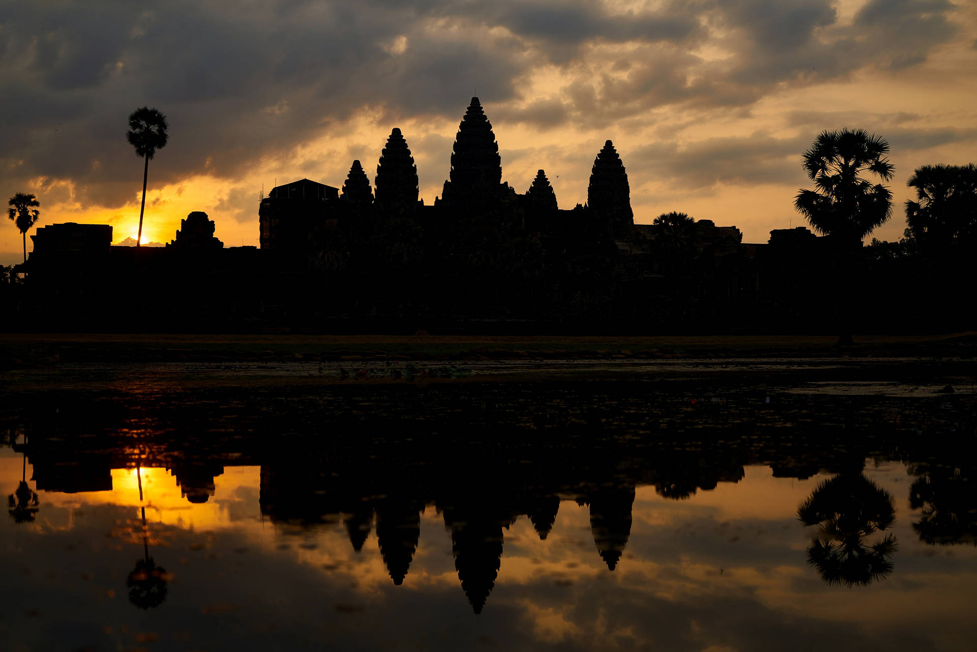 Estéticamarrón Del Atardecer De Angkor Wat En Silueta. Fondo de pantalla