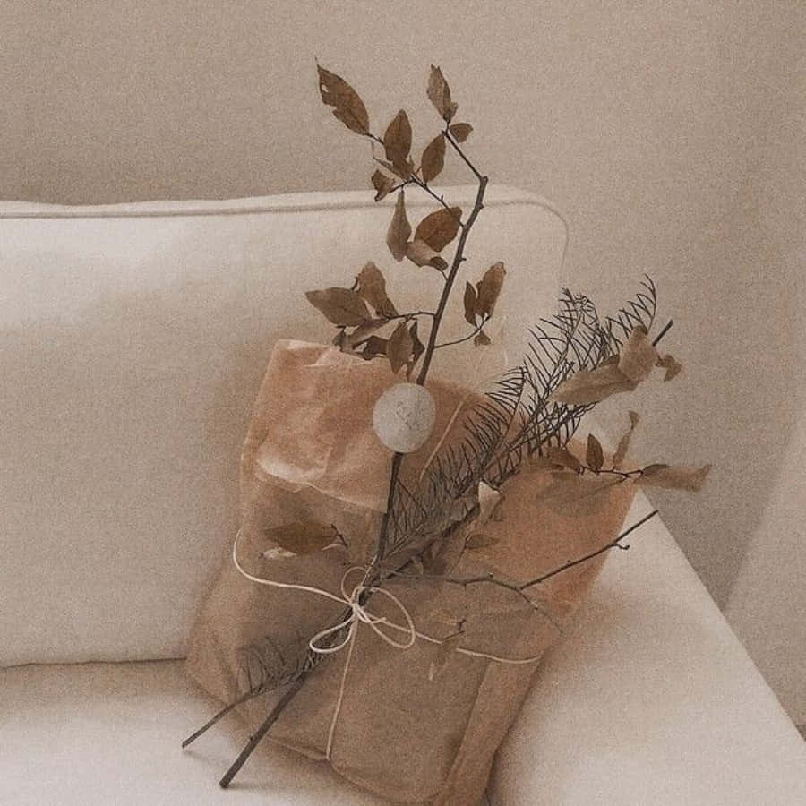 Einebraune Tasche Mit Einem Haufen Blätter Darauf
