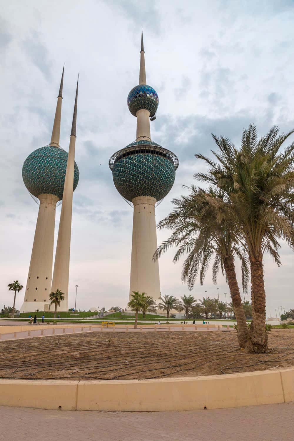 Teléfonocon Fondo De Pantalla De Torres De Kuwait En Color Marrón Y Azul. Fondo de pantalla