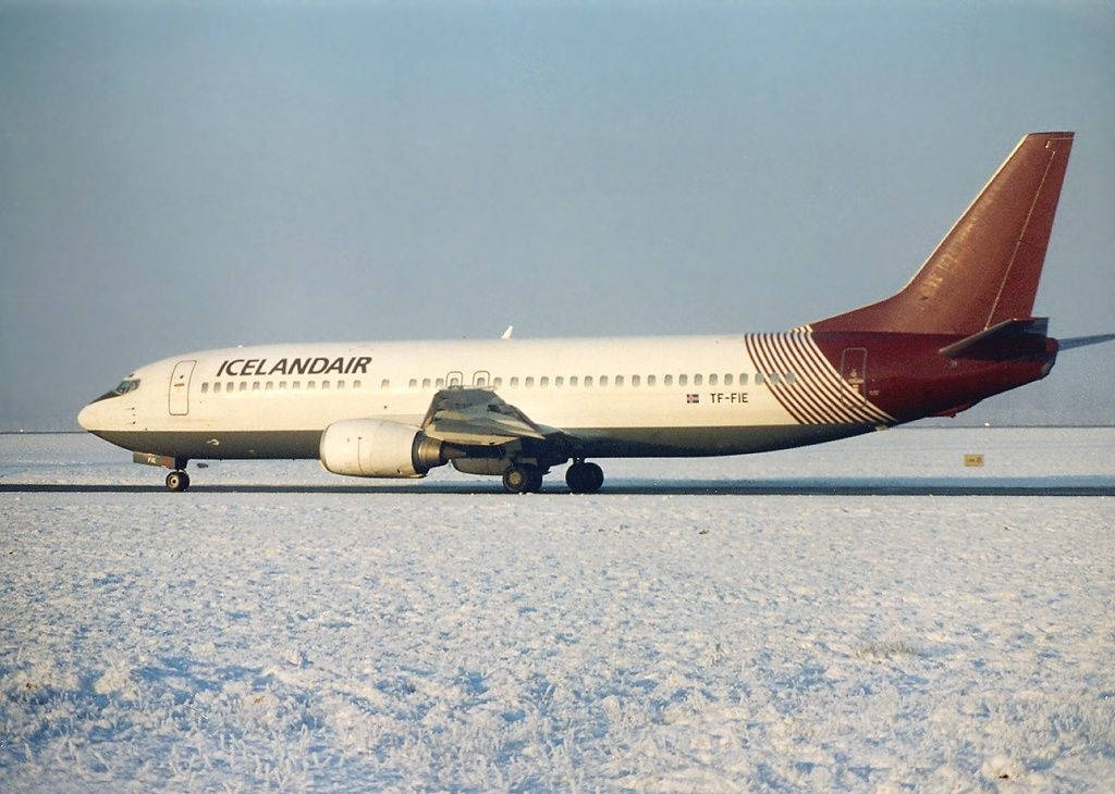 Aviónde Icelandair Marrón Y Blanco En La Nieve Fondo de pantalla