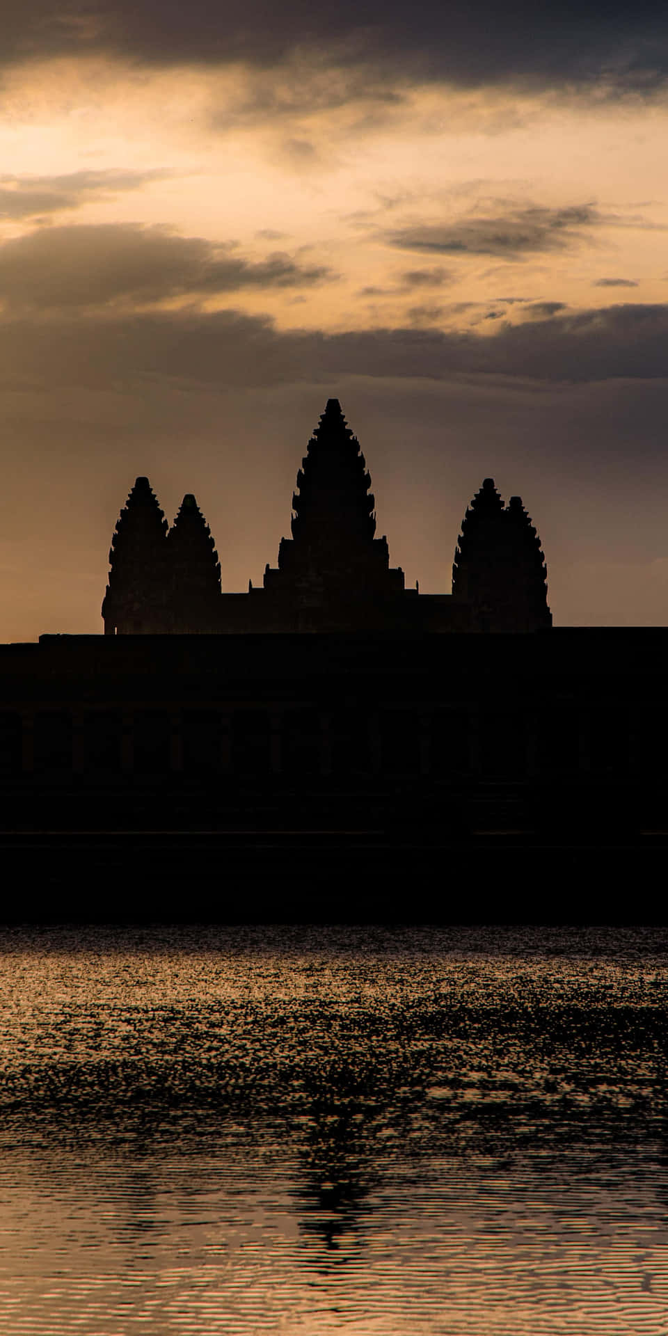 Brown Angkor Thom Silhouette med det dramatiske udseende af en smuk solnedgang Wallpaper