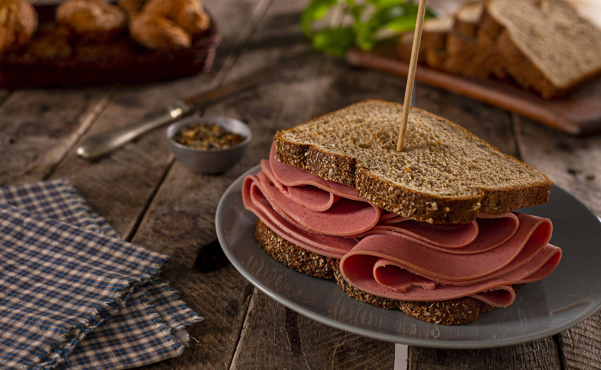 Brown Bread With Ham