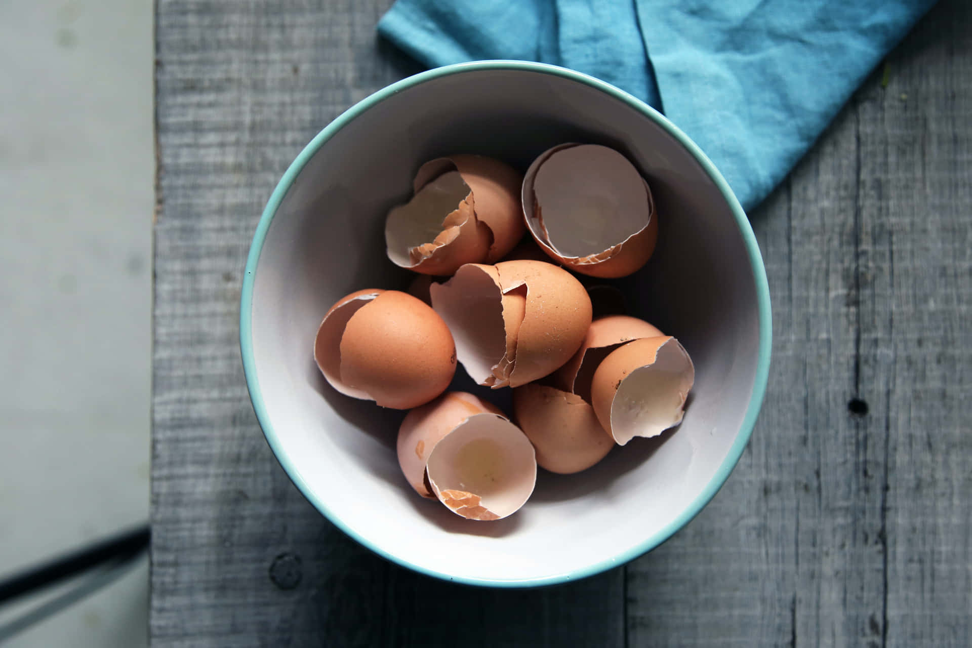 A carton of fresh brown eggs Wallpaper