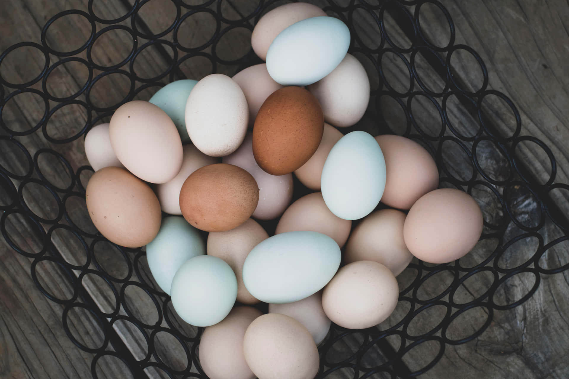 A Basket of Fresh Brown Eggs Wallpaper