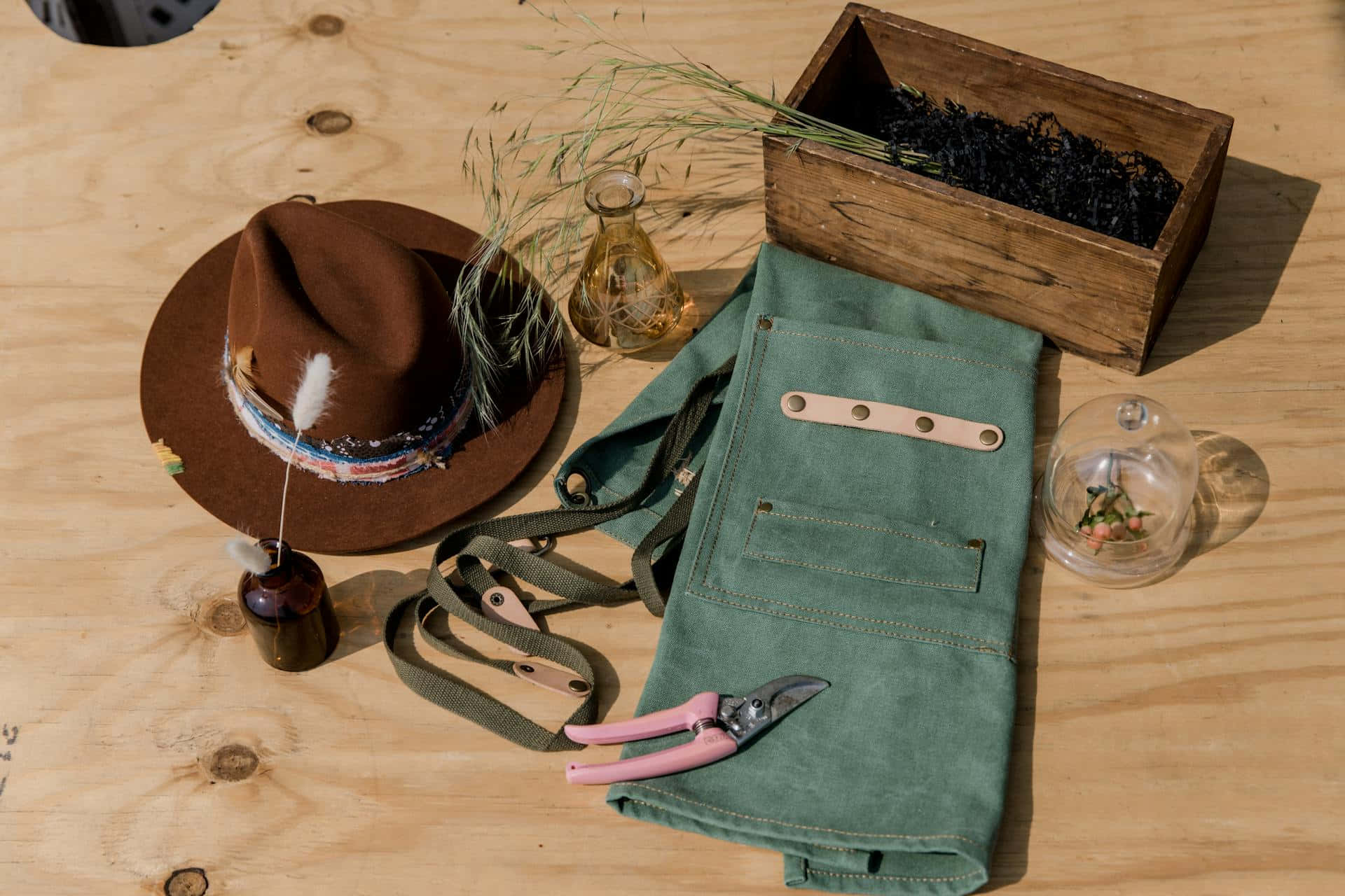 Chapeau Marron, Tablier Vert, Outils De Jardinage Fond d'écran