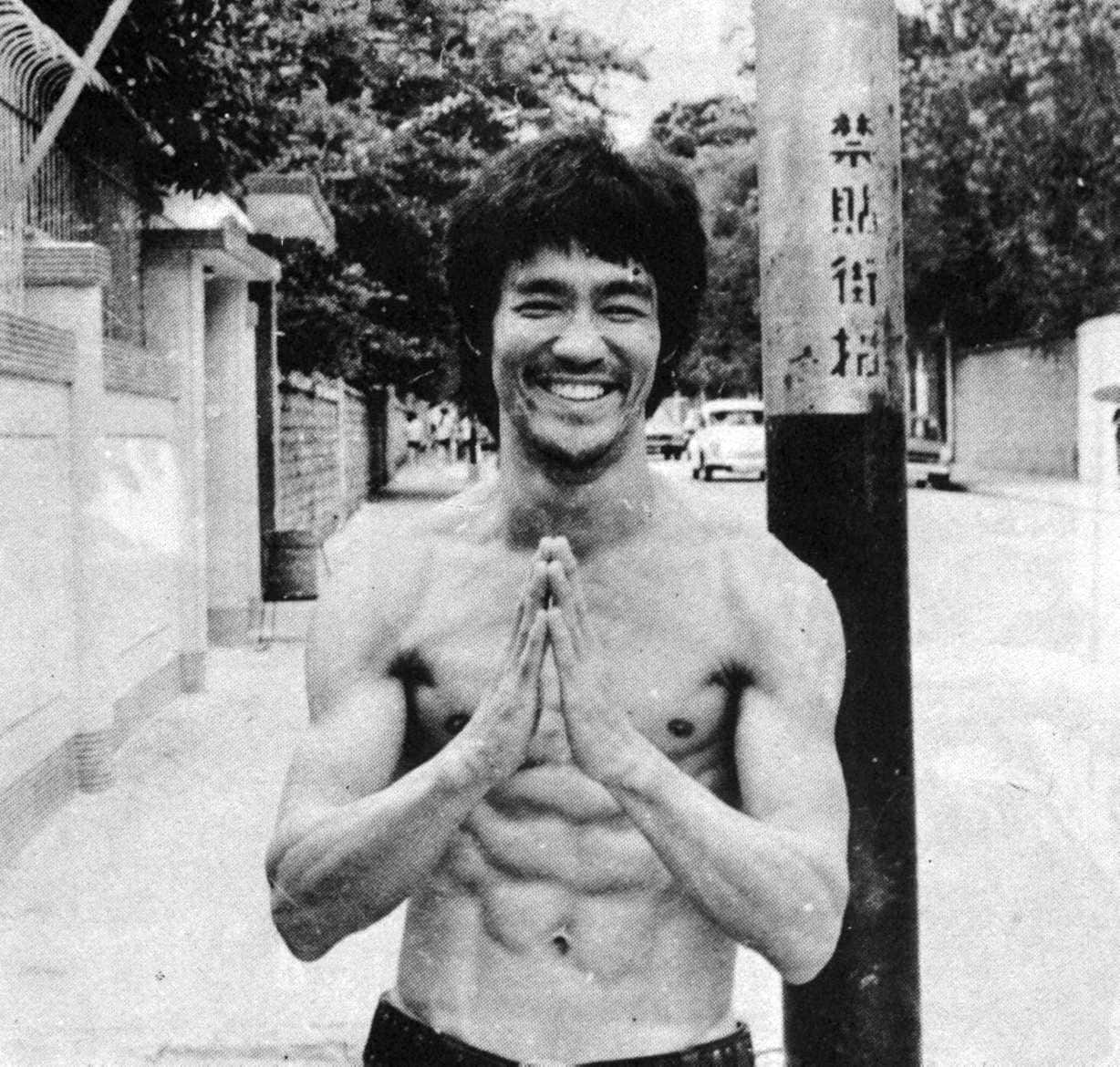 Image  Bruce Lee Flying Into Action