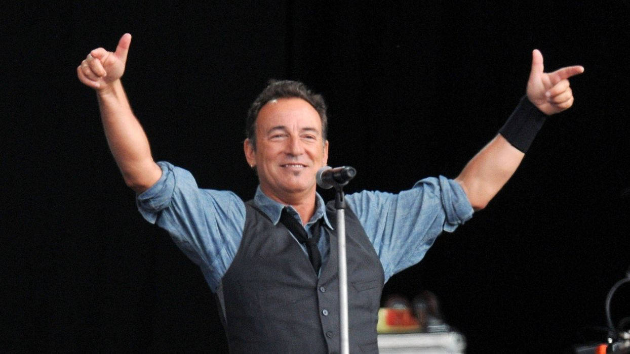 Bruce Springsteen In Benefit Concert Wallpaper