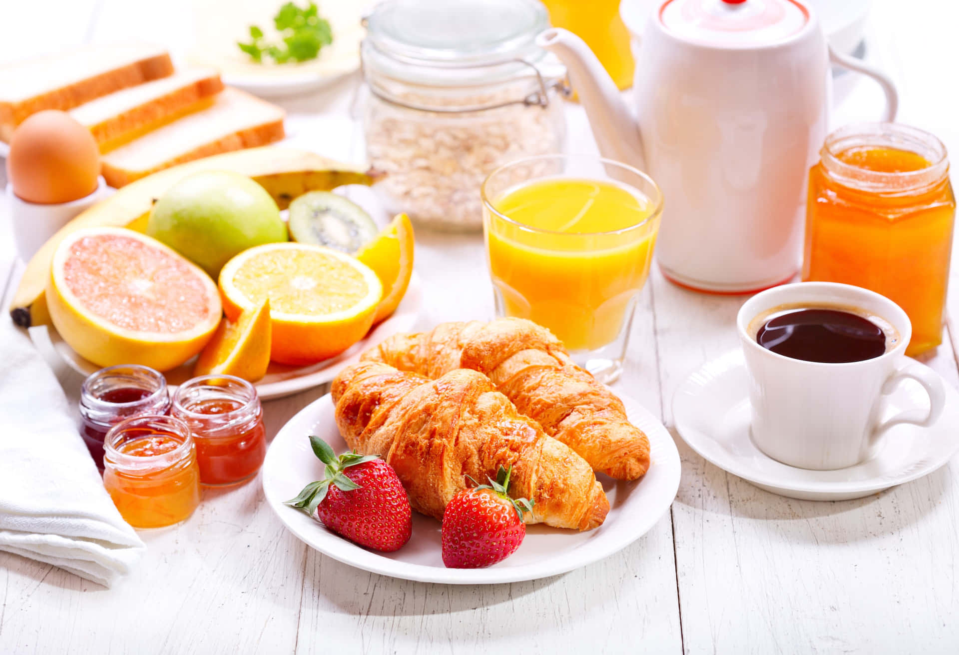 Envit Bord Med En Frukost Dukning