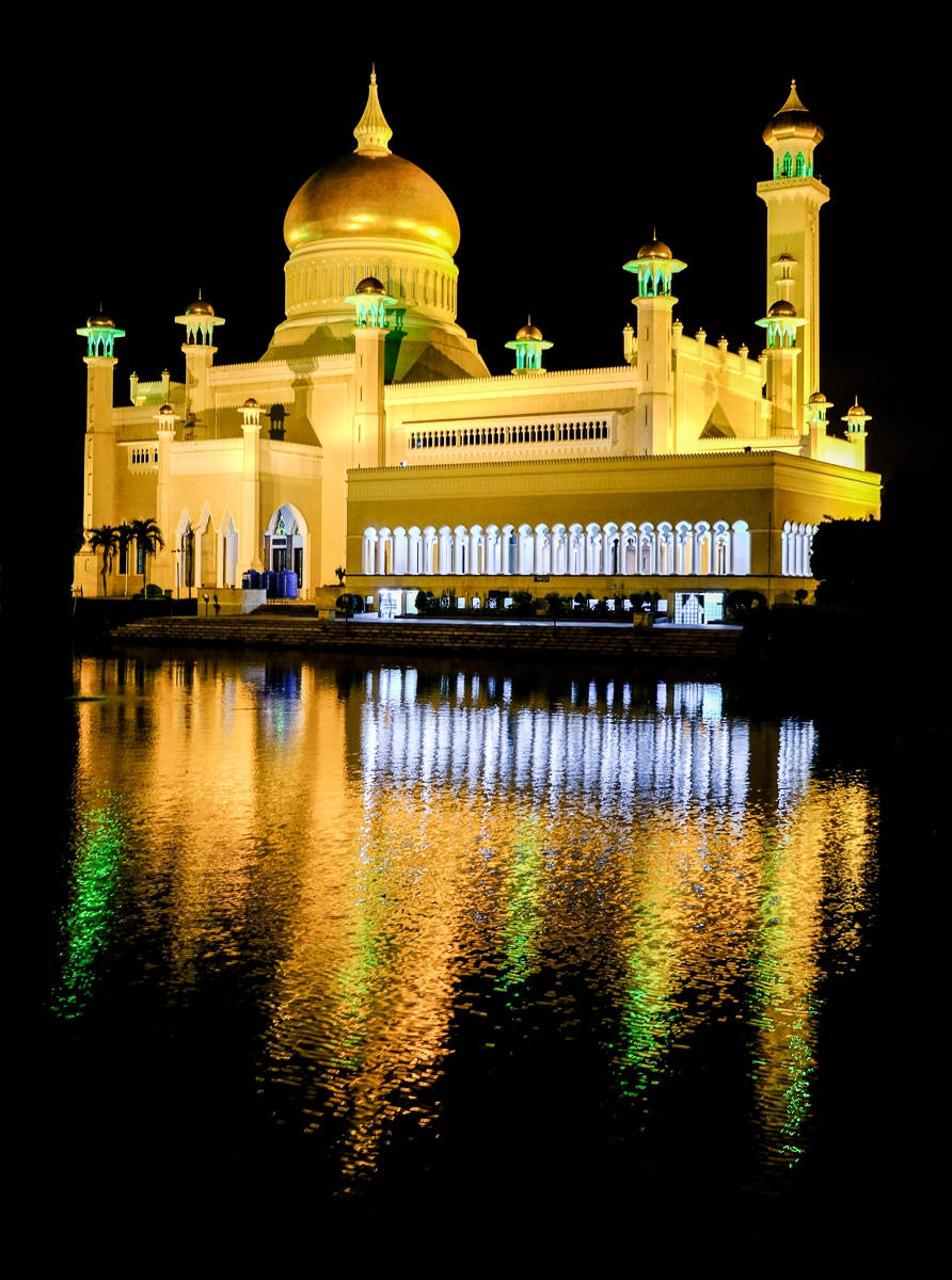 Lamoschea Di Sultan Omar Ali Saifuddin Illuminata Di Notte A Brunei Sfondo