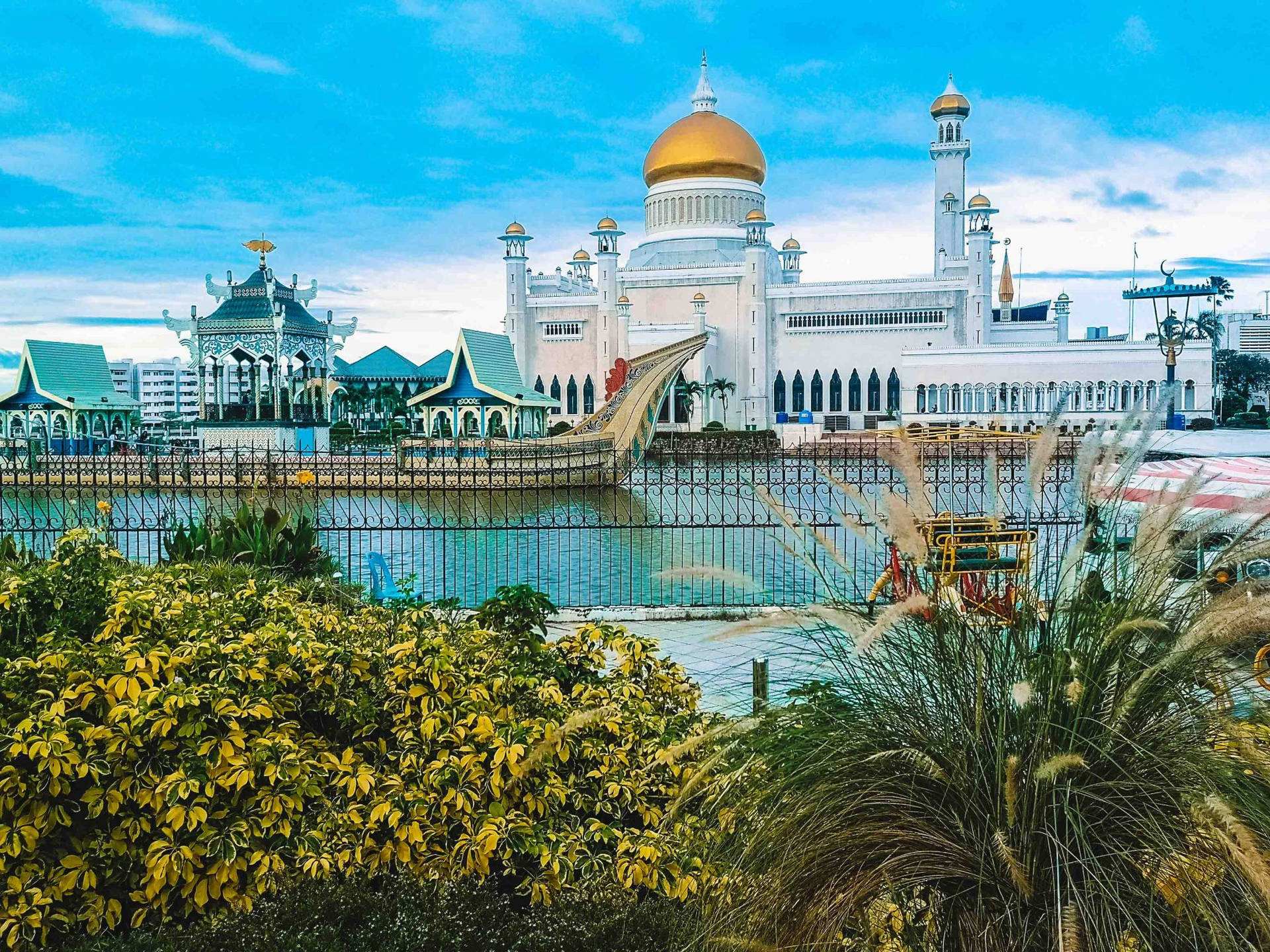 Mezquitade Brunei Desde Lejos Fondo de pantalla