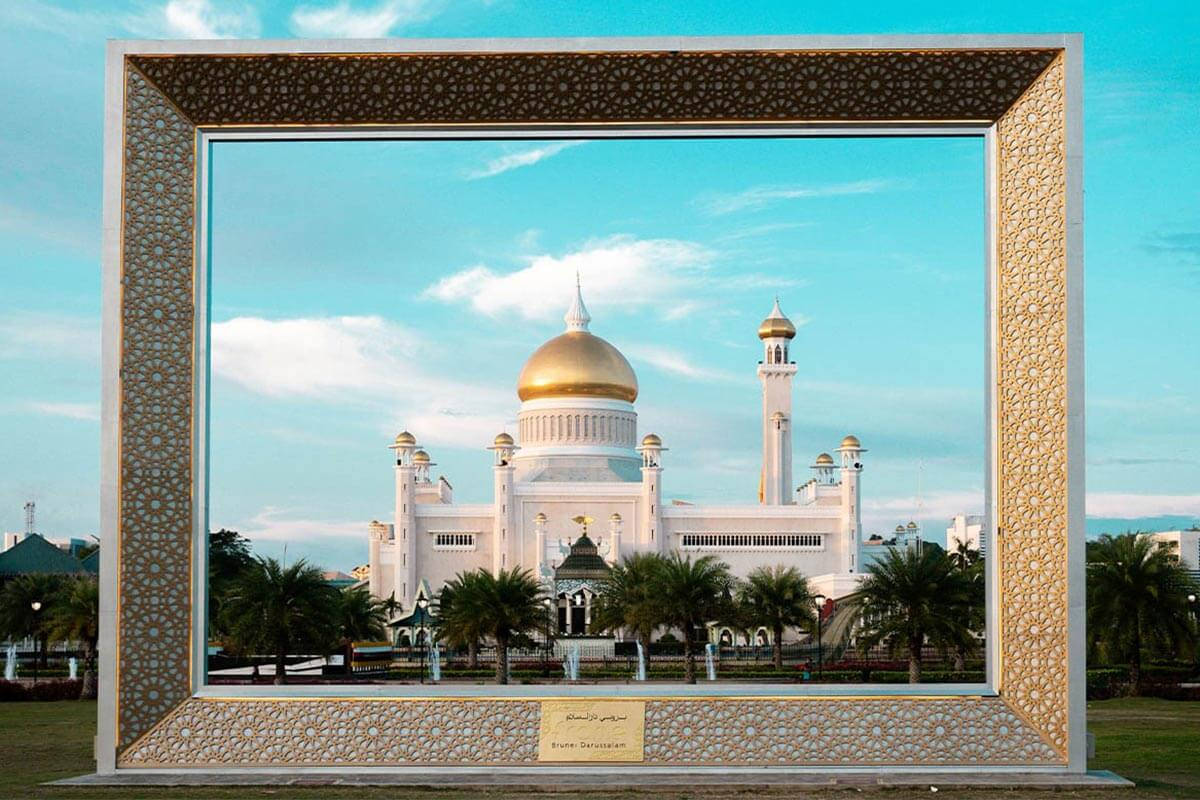 Stunning View of Sultan Omar Ali Saifuddien Mosque in Brunei Wallpaper