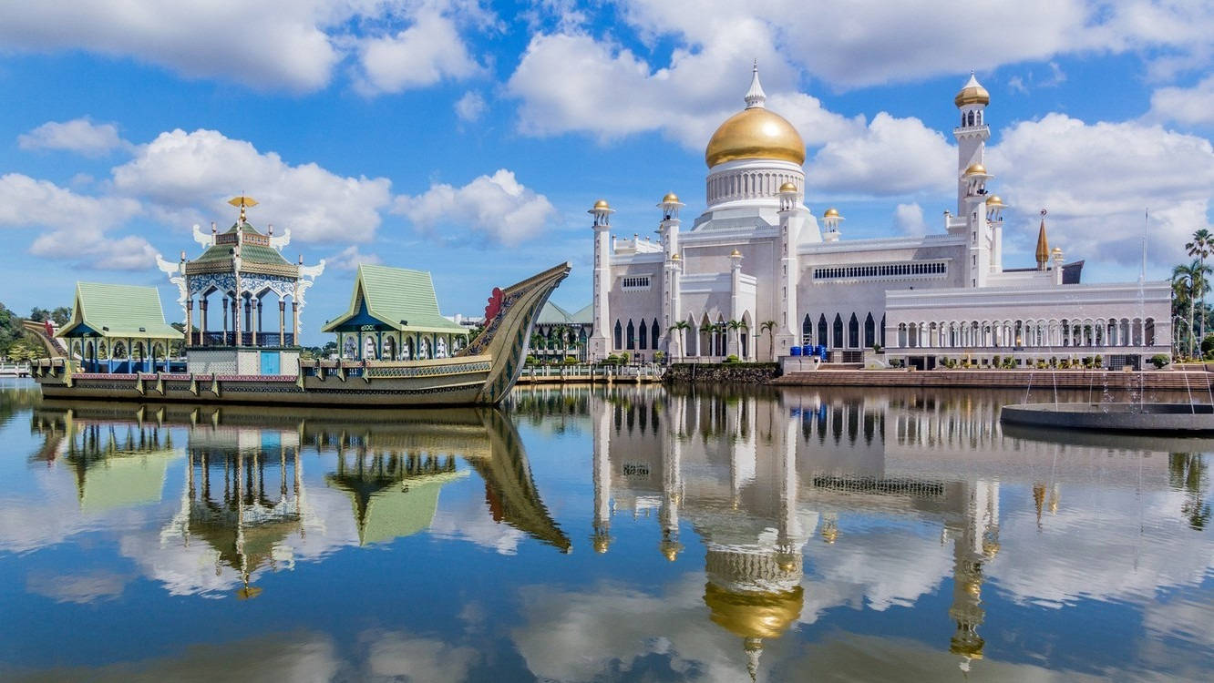 Riflessodella Moschea Di Brunei Sfondo