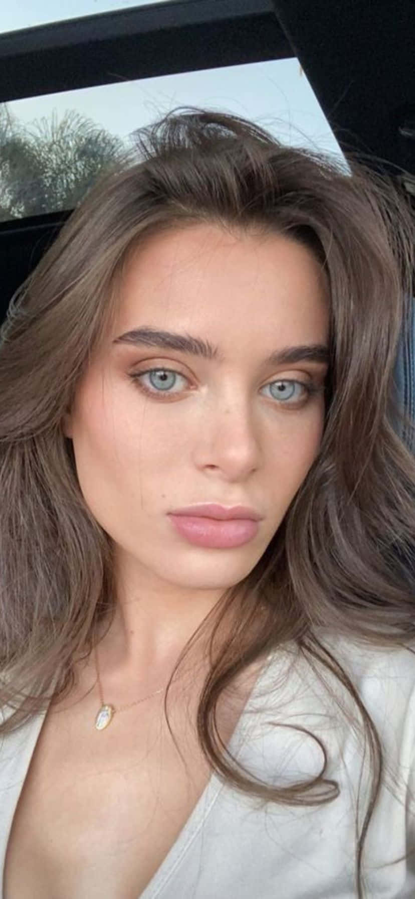Brunette Beauty Selfie Wallpaper