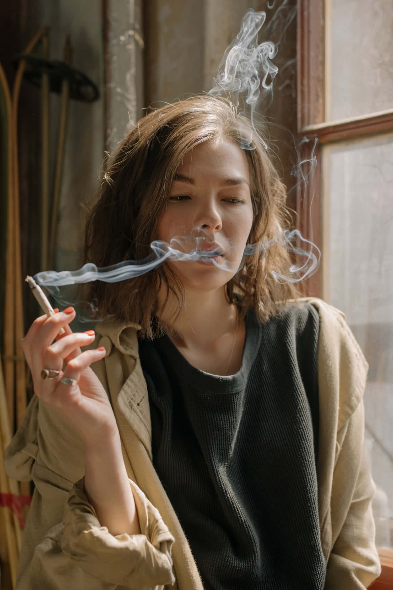 Brunette caucasisk pige der ryger en pibe Wallpaper