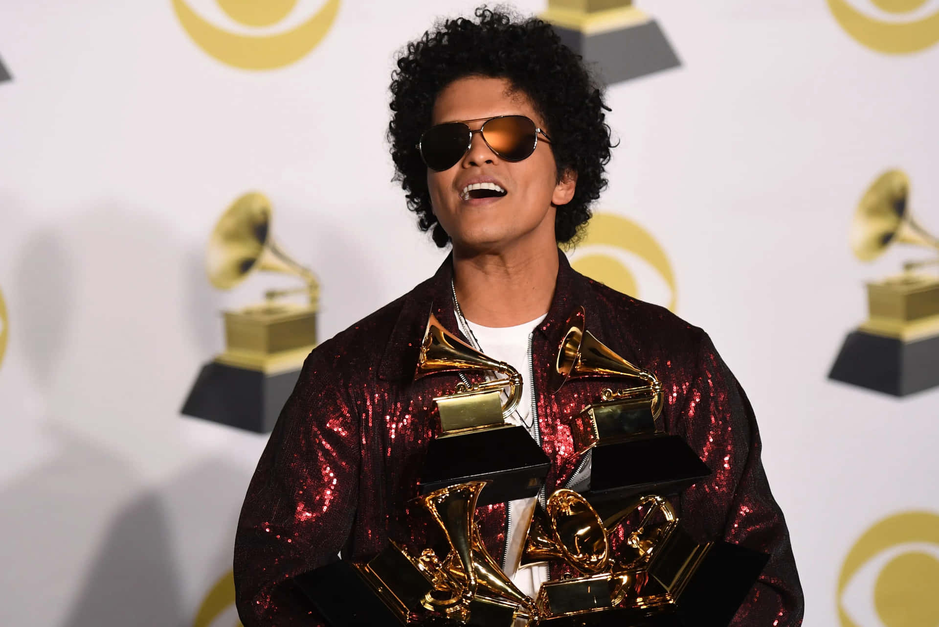 Unhombre Sosteniendo Sus Premios Grammy