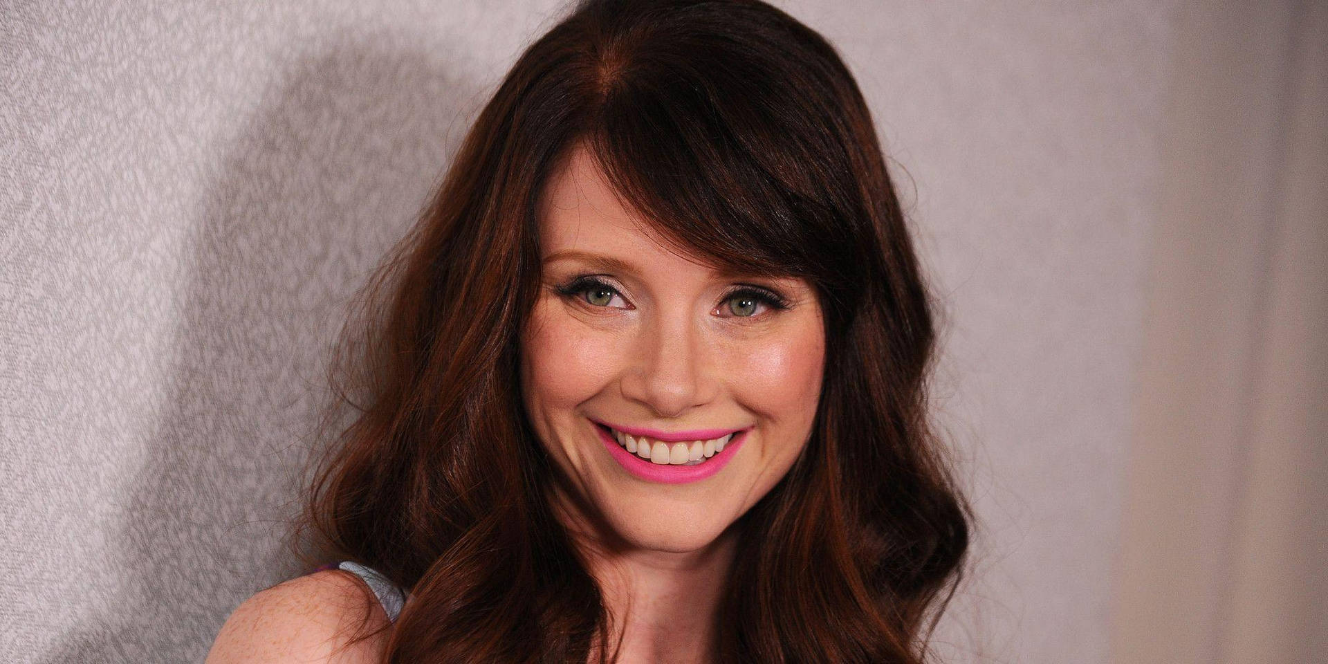 Bryce Dallas Howard Smiling On White Background Wallpaper