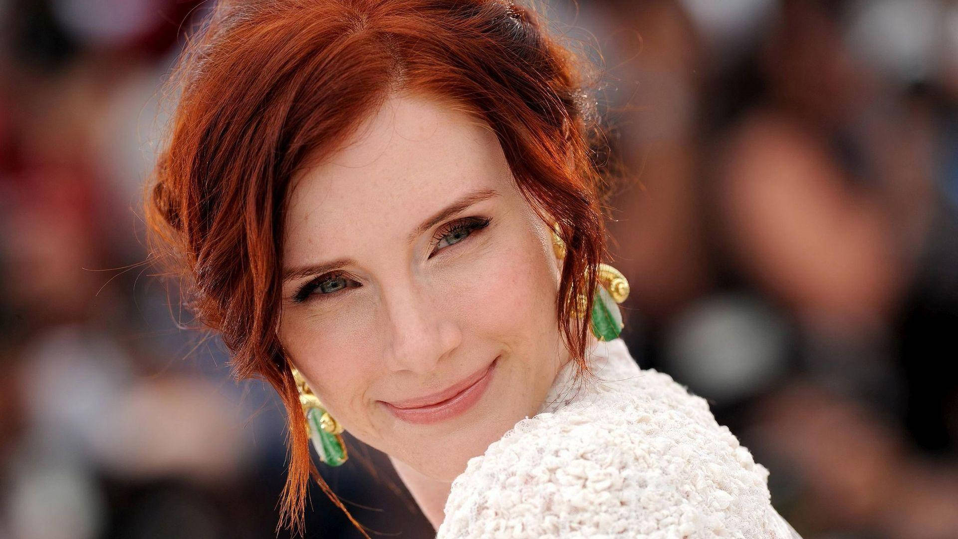 Download Bryce Dallas Howard Smiling White Aesthetic Outfit Wallpaper |  