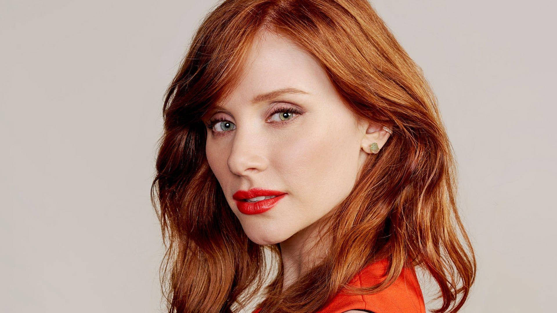 Bryce Dallas Howard With Red Lips Wallpaper