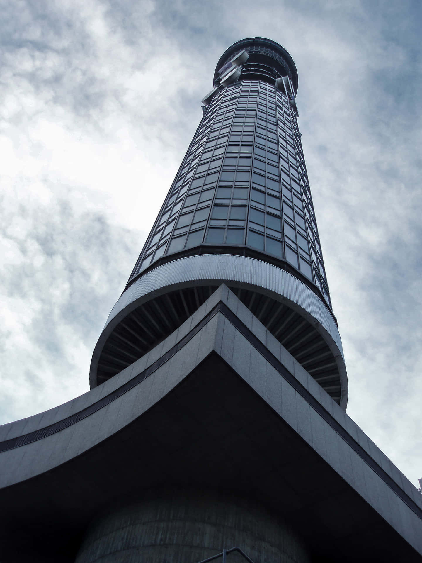 Against the Clouds = BT-tårnet ser højt og imponerende ud mod skyerne Wallpaper
