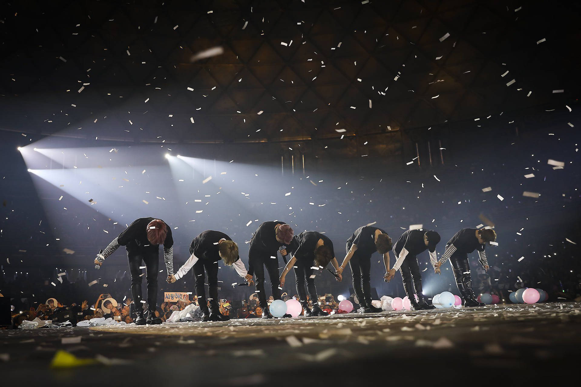 BTS Concert In South America With Them Bowing Wallpaper