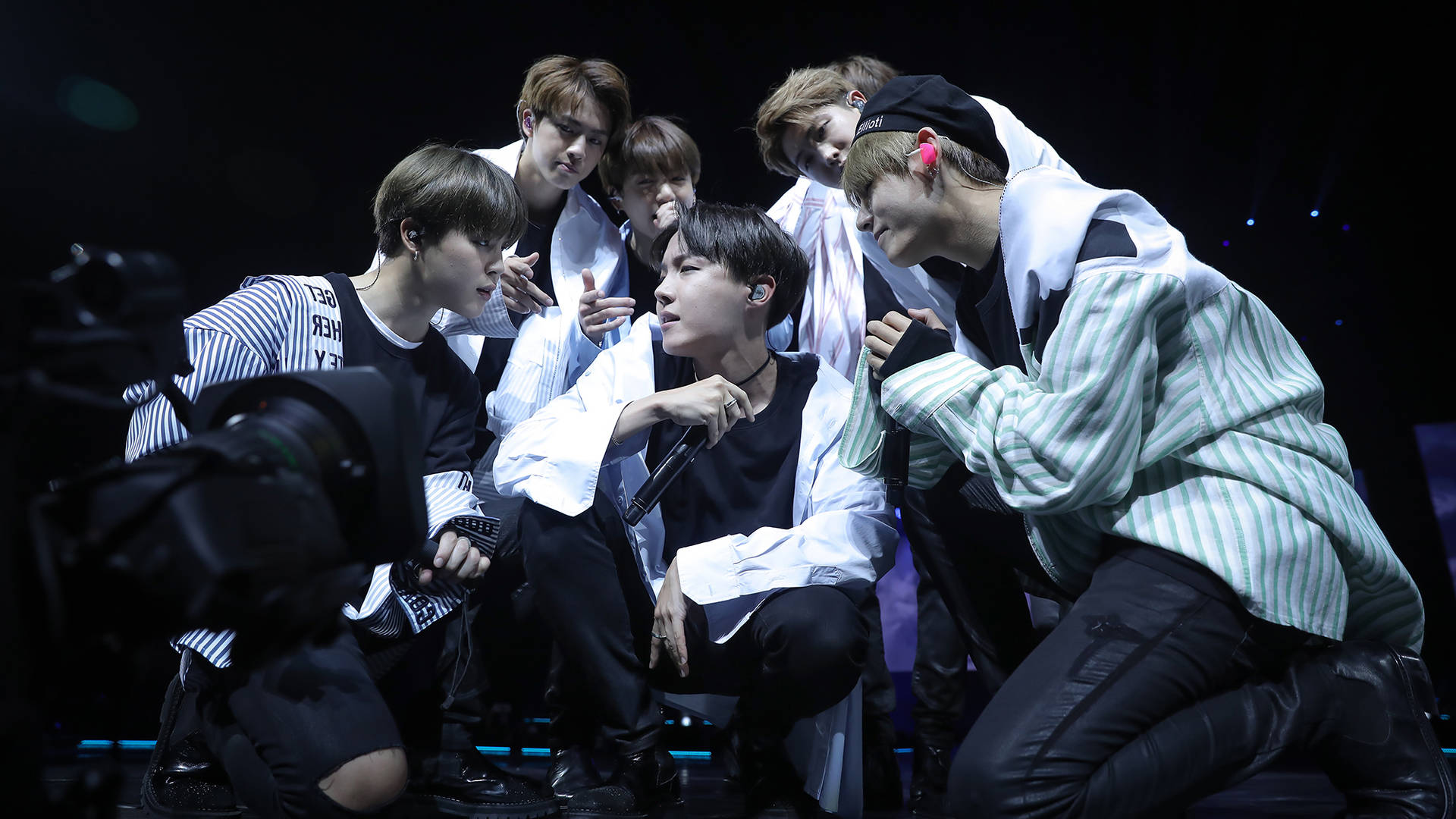 BTS Concert With Everyone Looking At Hoseok Wallpaper