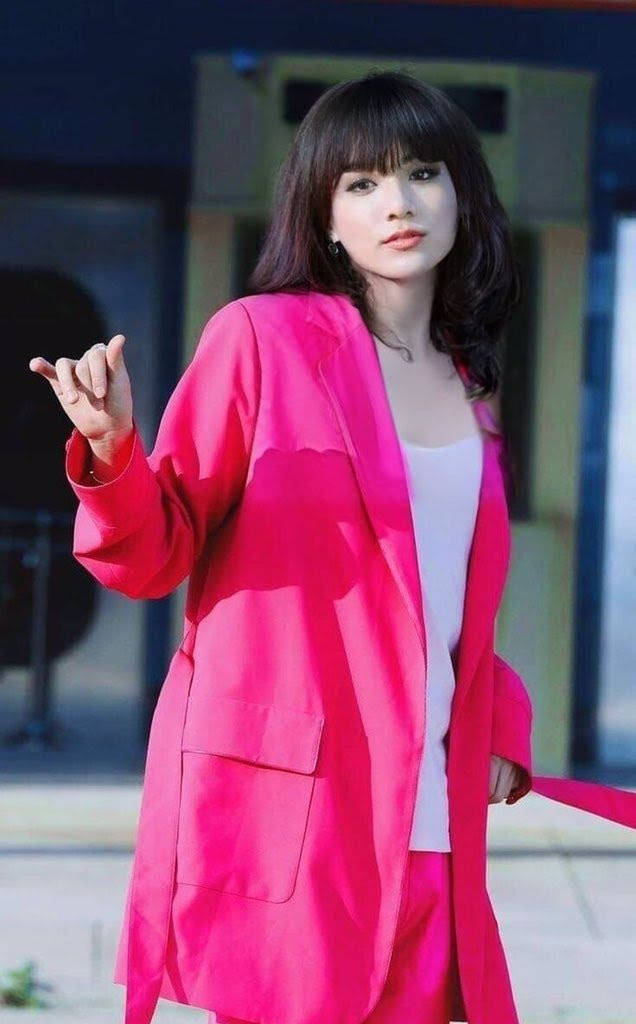 Btsgirls Jungkook Im Rosafarbenen Anzug Wallpaper