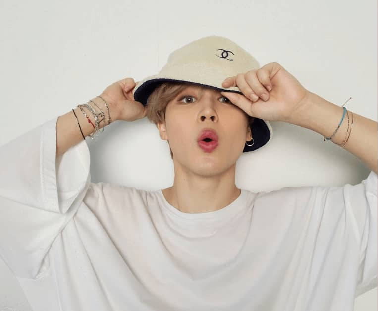 BTS Jimin iført Chanel Bucket Hat Tapet Wallpaper