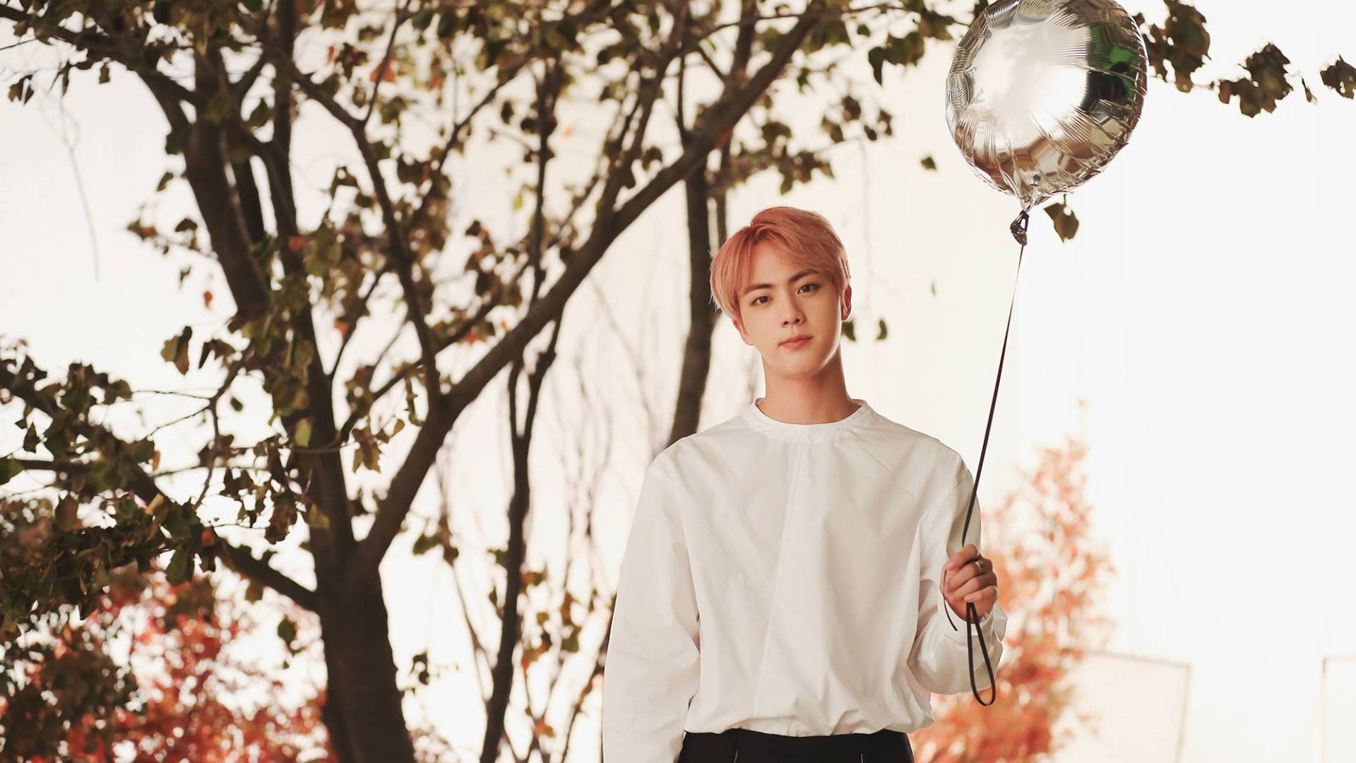 BTS Jin Med en ballon skaber en rolig og drømmende atmosfære. Wallpaper