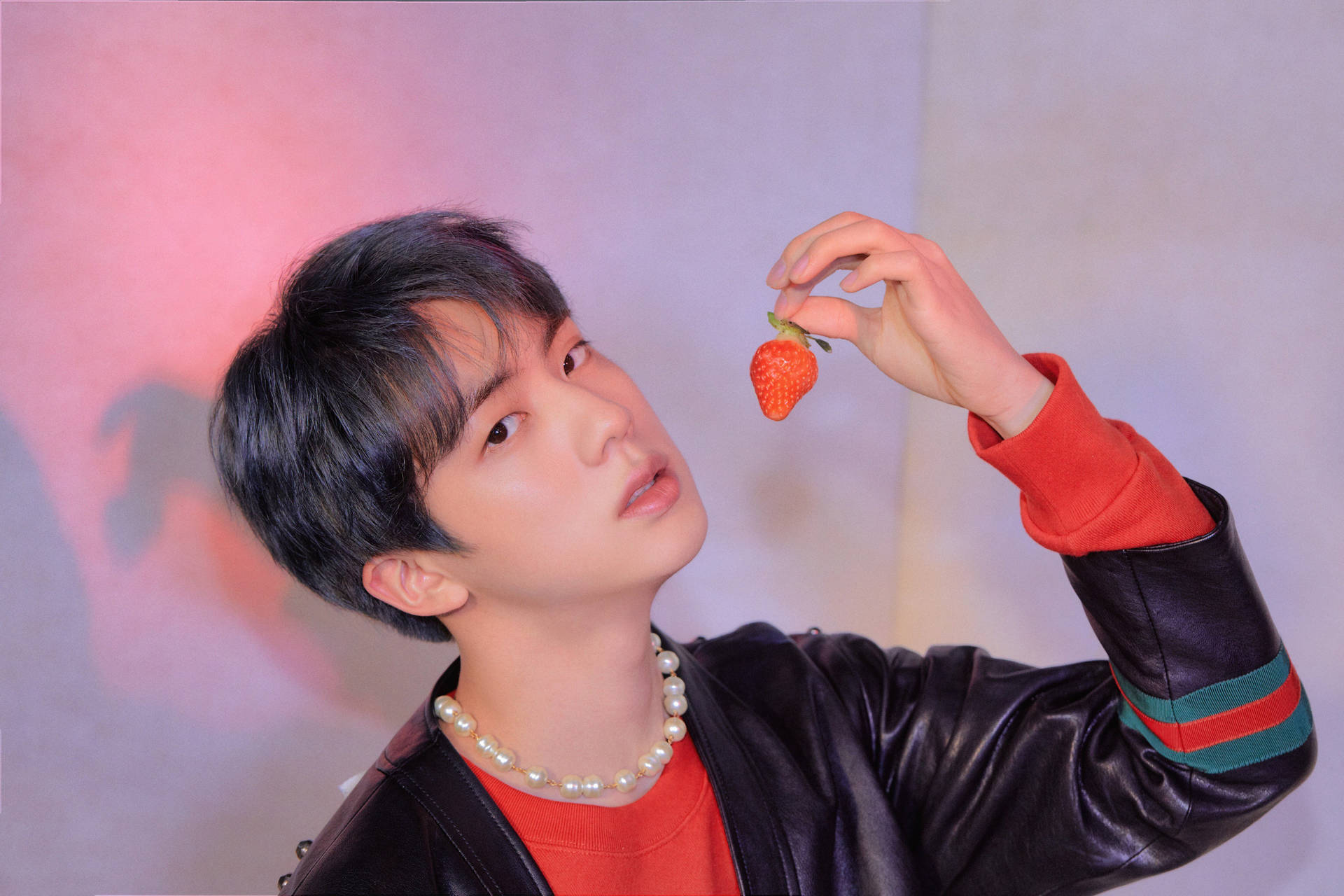 BTS Jin holder jordbærmælk flaske baggrundsbillede Wallpaper