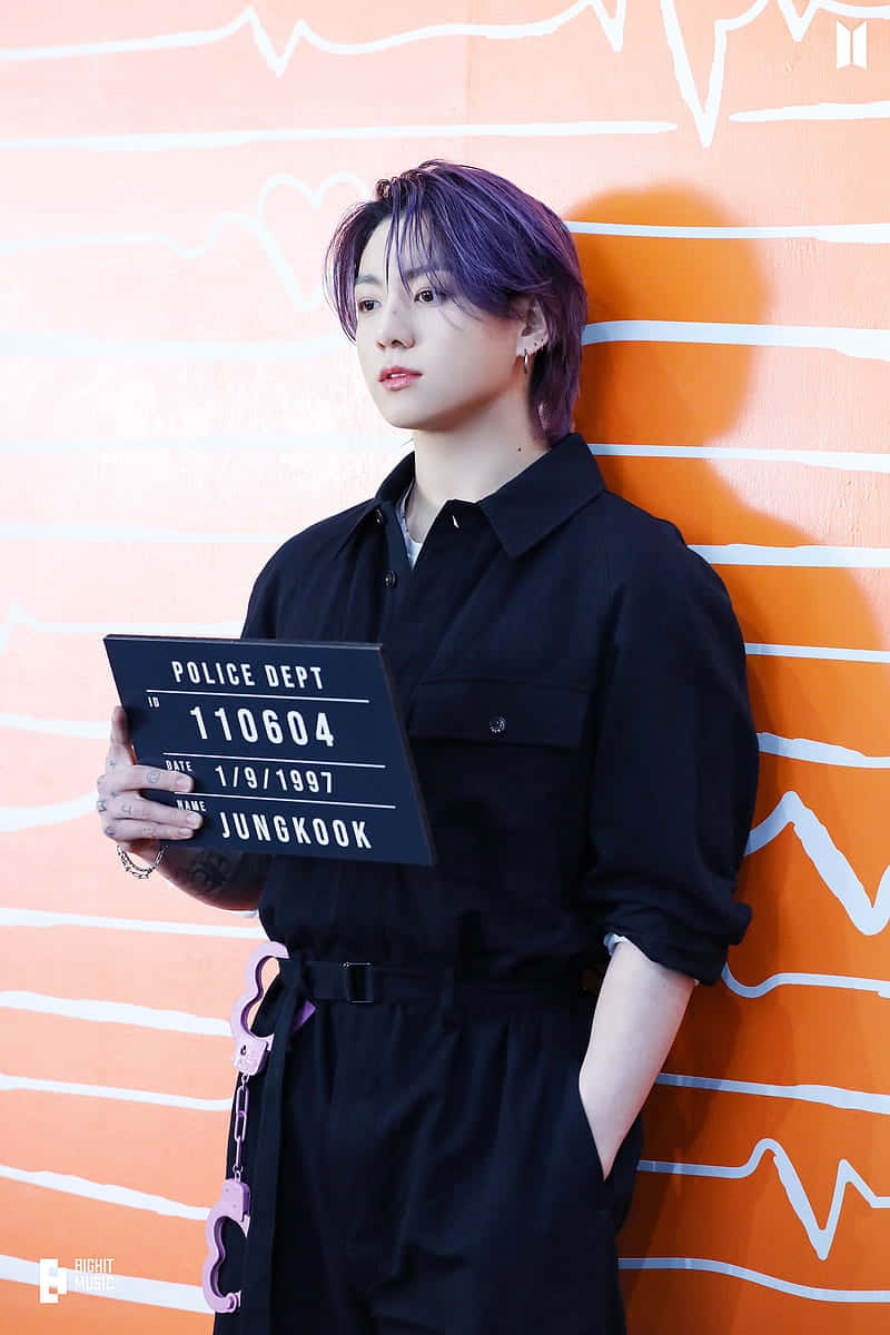 Jungkook, et medlem af det populære sydkoreanske boy-band BTS, viser sin signatur lange låse. Wallpaper