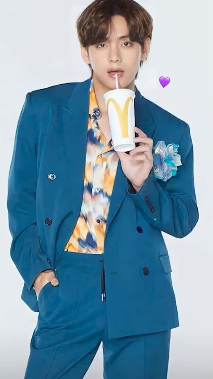 Enman I En Blå Kostym Som Håller I En Kopp Kaffe Wallpaper