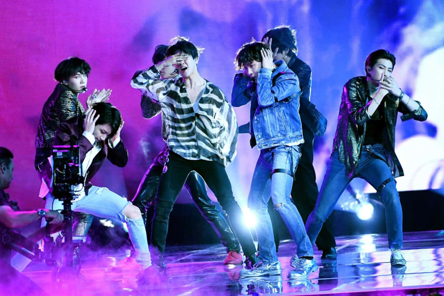 BTS Stage Performance: Mesmerizing and Energetic Wallpaper