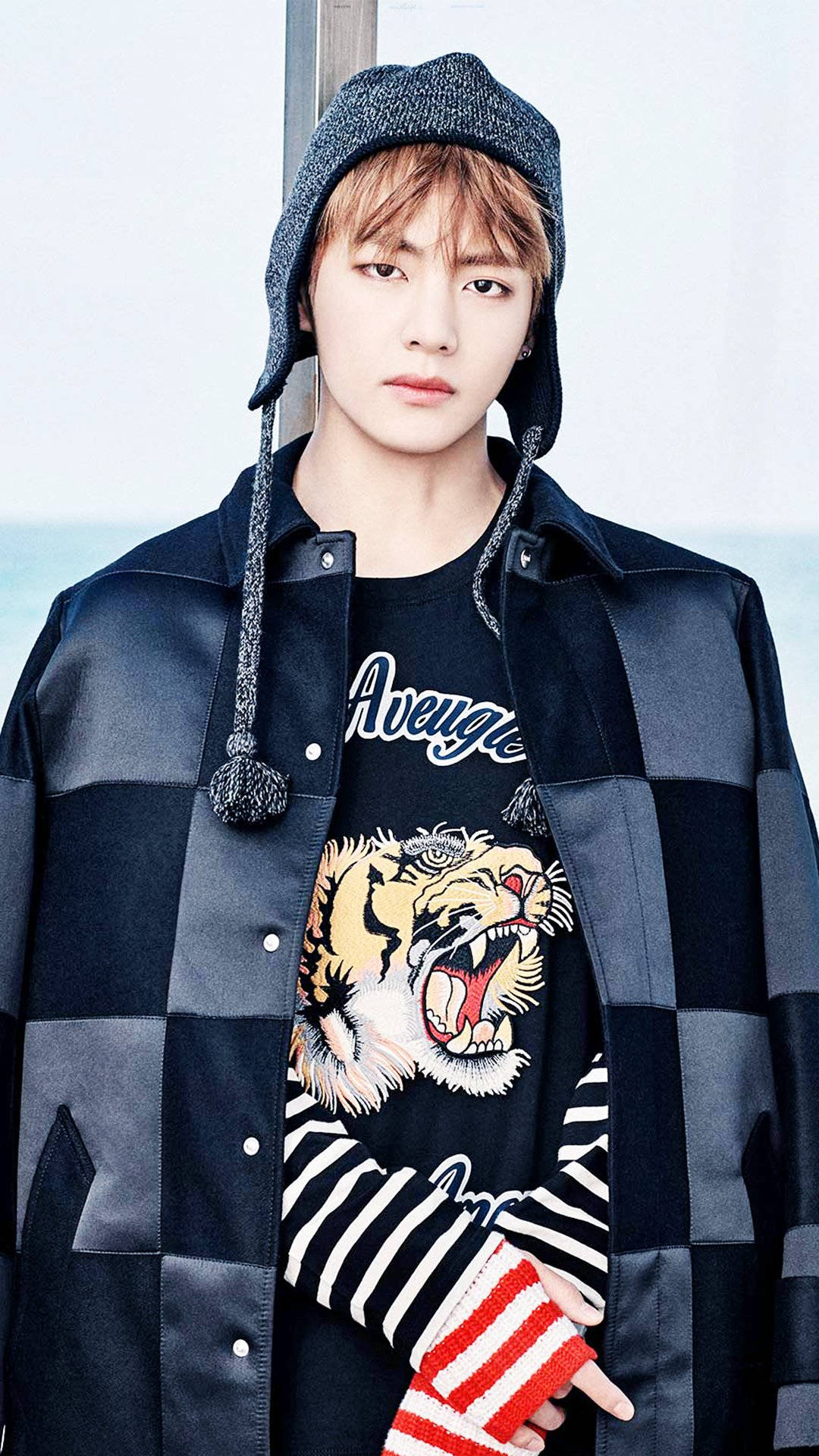 BTS Tae Hyung Black-Checkered Coat Wallpaper