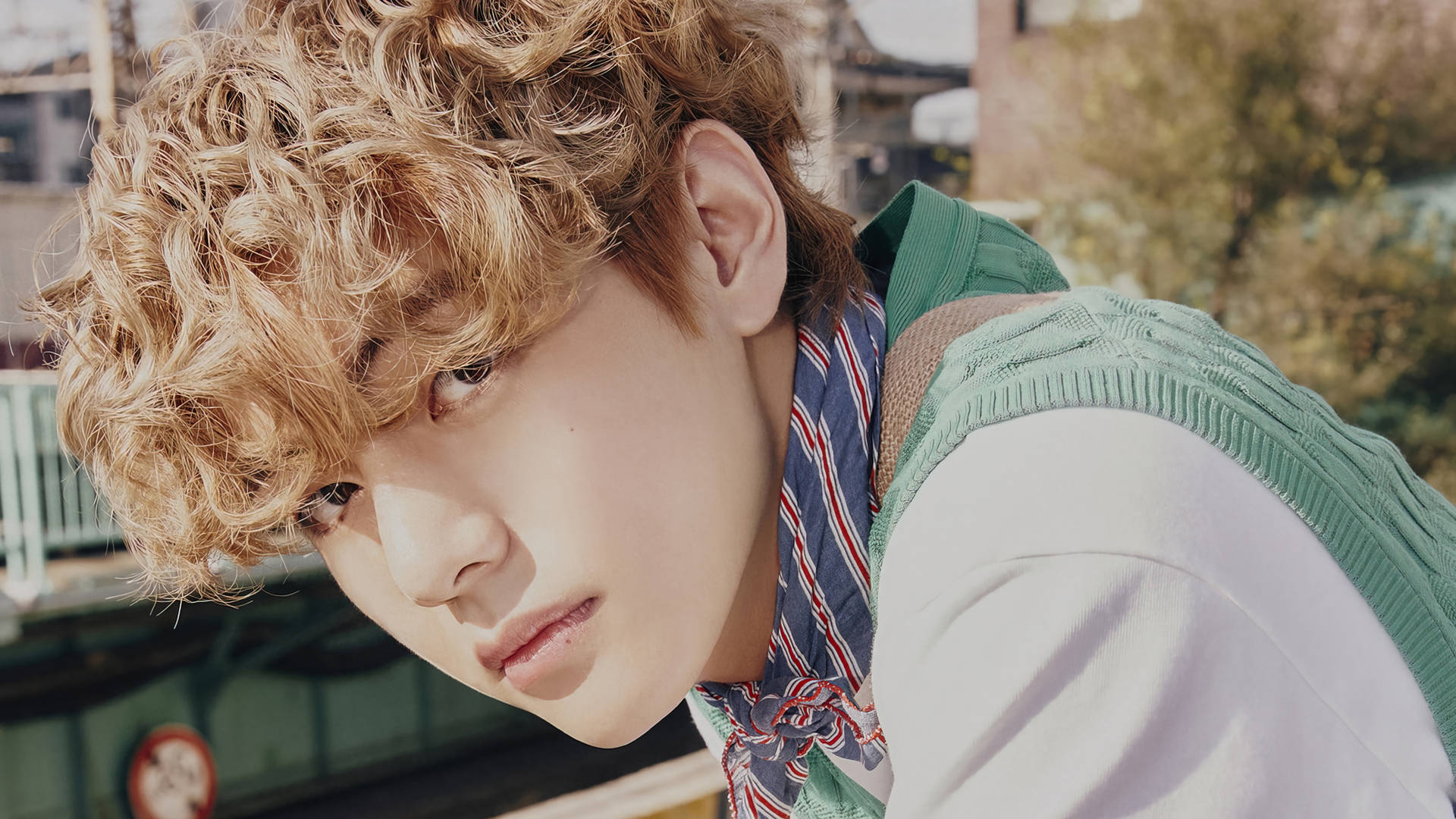 Download Bts Tae Hyung Curly Blonde Hair Wallpaper 