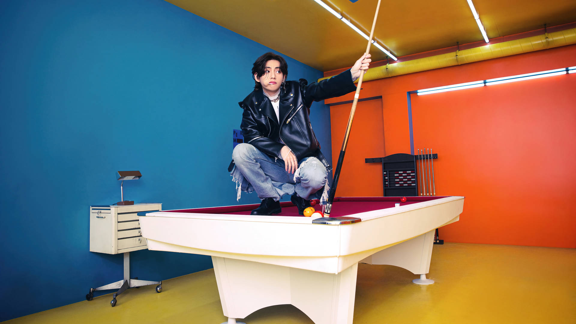 Btstae Hyung En Una Mesa De Billar. Fondo de pantalla