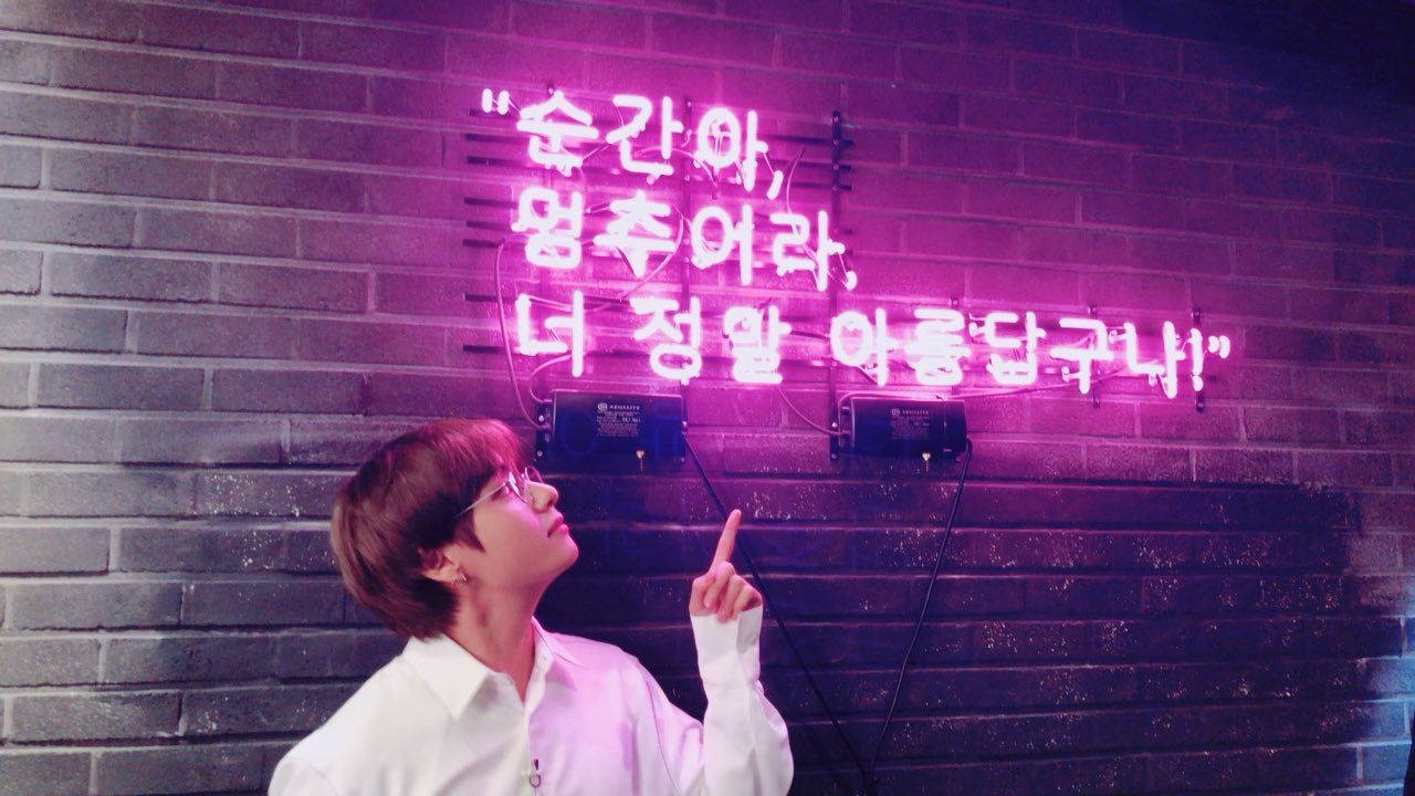 BTS V Neon Lights Aesthetic Wallpaper