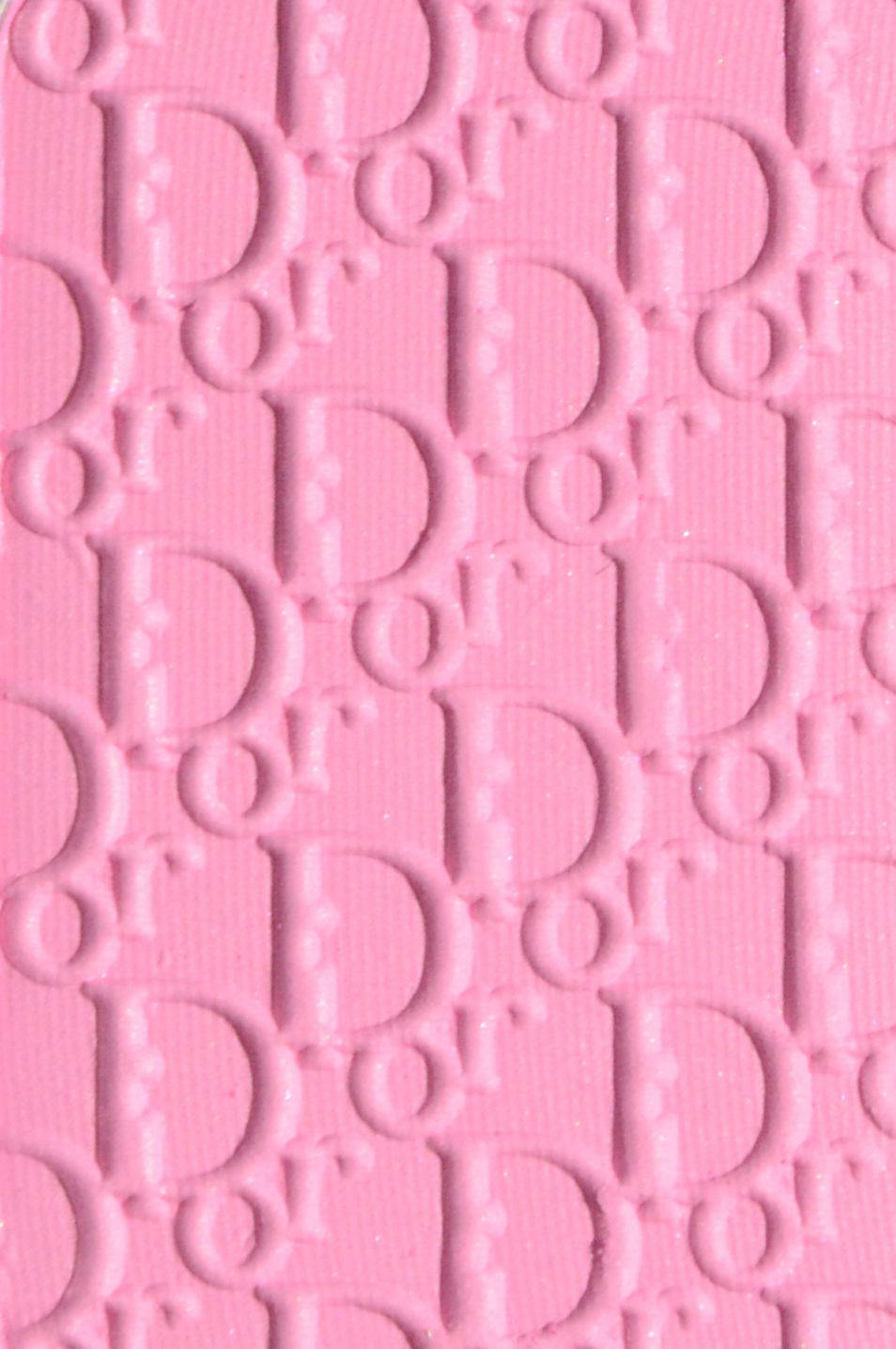 Bubblegum Pink Dior Designer Logo Tapet: Giv dit skrivebord et unikt udseende med dette originale tapet designet af farverige logoer. Wallpaper