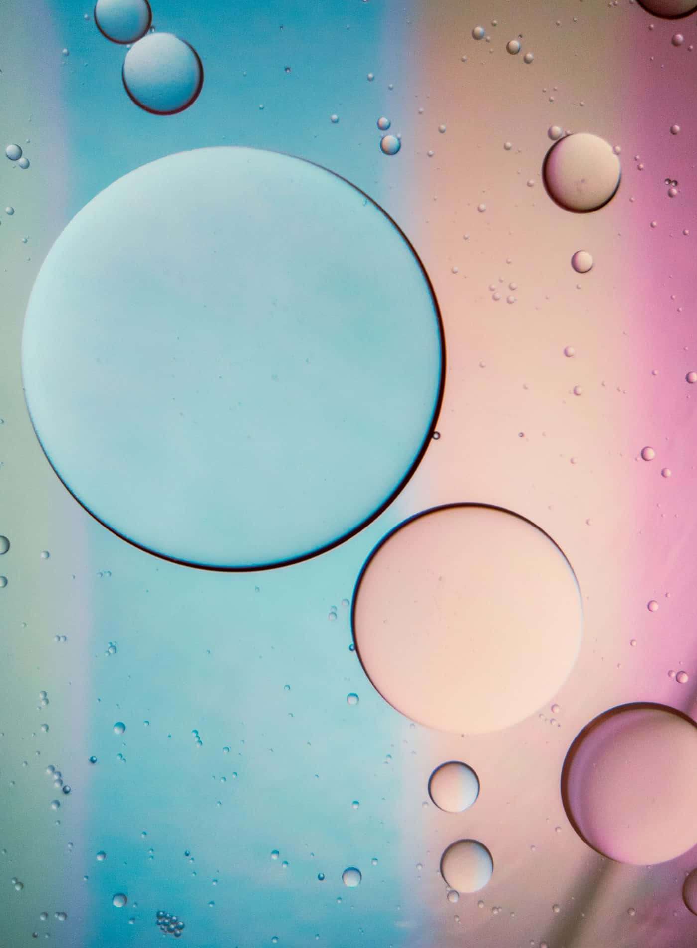 Einenahaufnahme Von Farbenfrohen Wasserblasen Auf Einem Glas Wallpaper