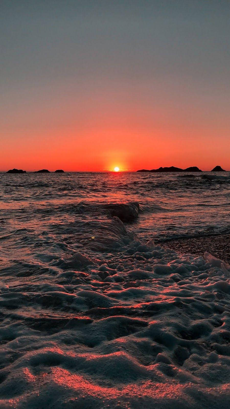 Bubbly Ocean Over Setting Aesthetic Sunset Wallpaper