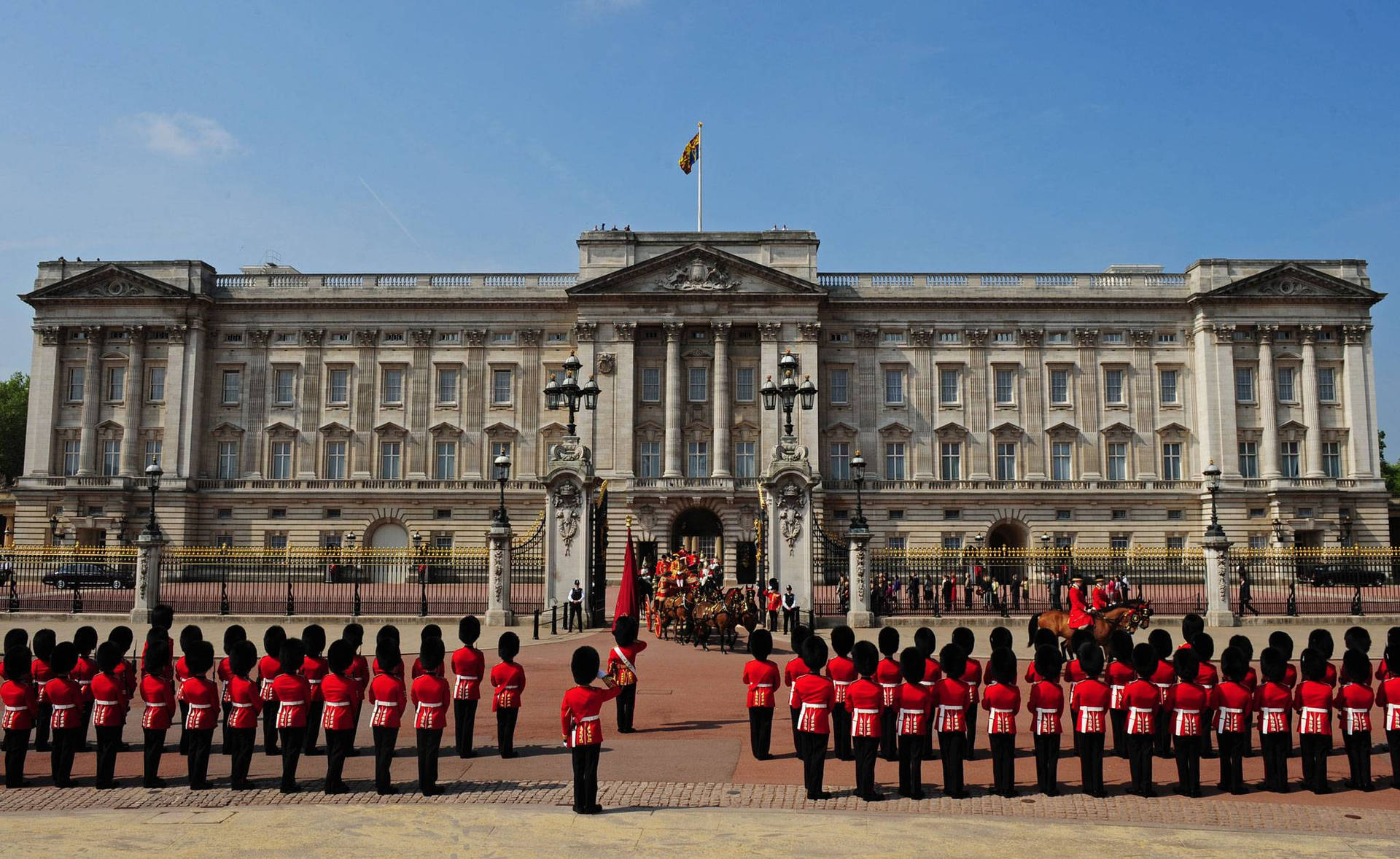 Buckingham Palace Guards Wallpaper