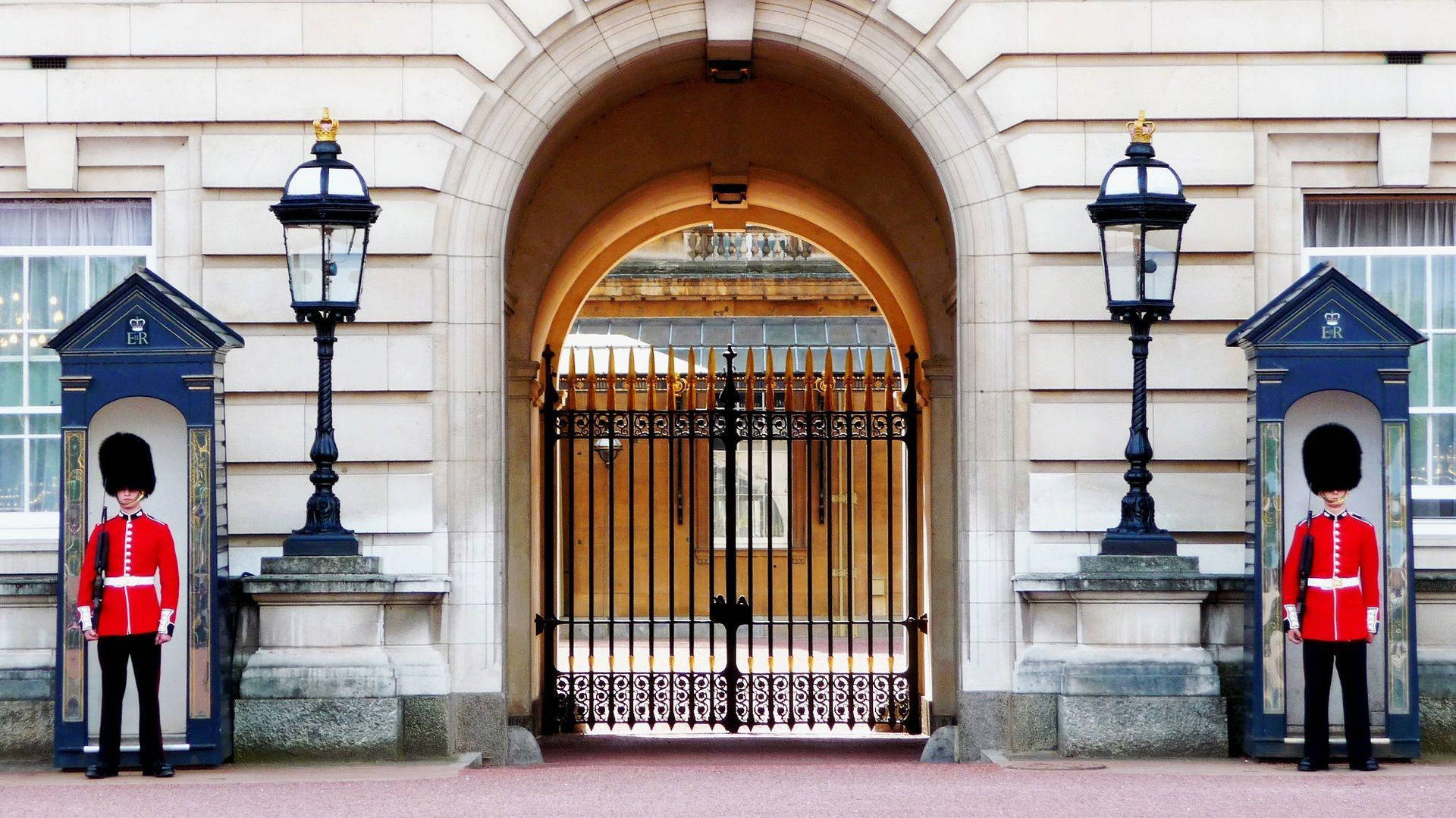 Buckingham Palace Locked Gate Wallpaper