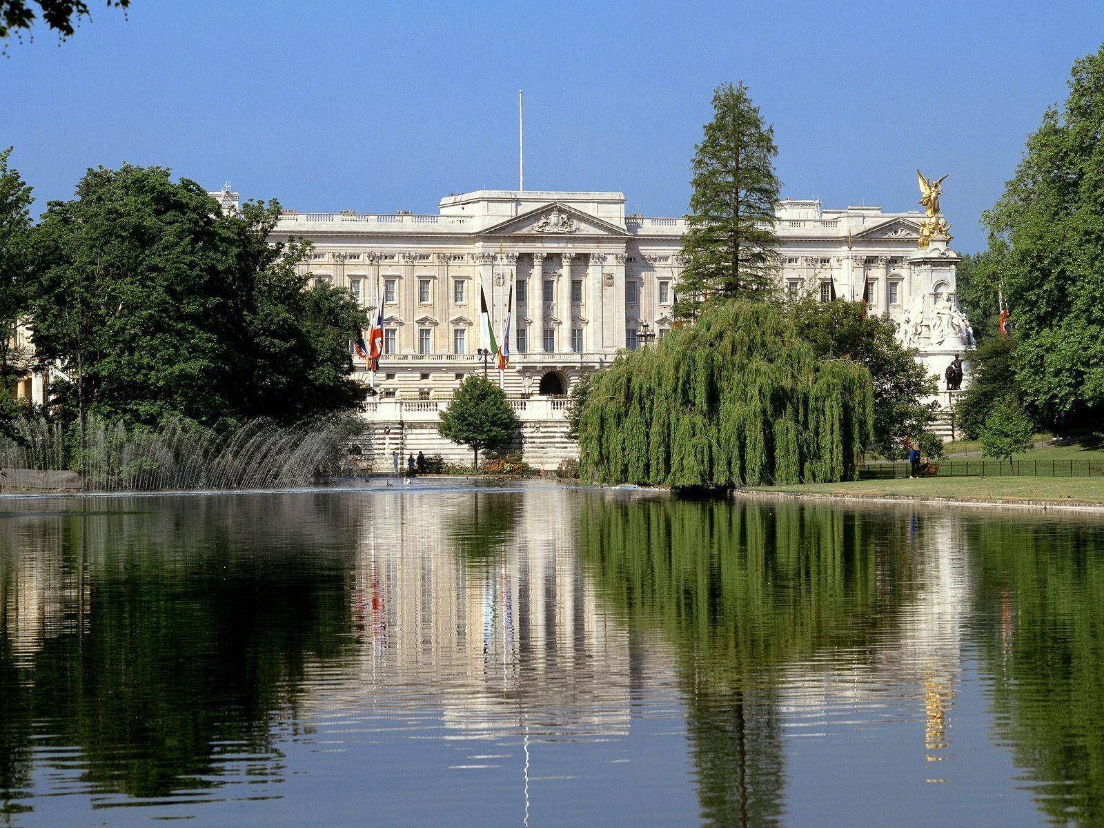 Buckingham Palace River View Wallpaper